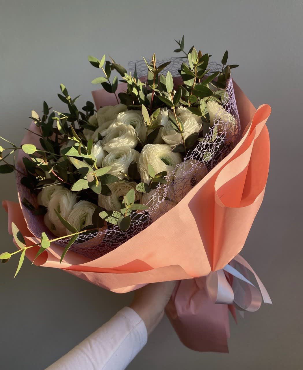 #80 Ranunculus bouquet  -  Bouquet of white ranunculus