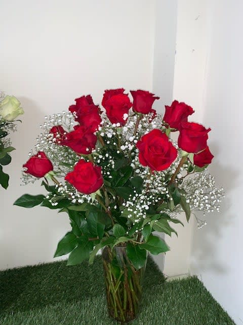 SPECIAL - Roses 18 SPECIAL - Roses 18 - 18 Fresh Roses - arranged in a vase with babies breath - Just pick a COLOR !!! When ordering please specify Color in special instruction section, or we will send Red or White. We have White / Red / Yellow / Light Pink / Hot Pink / Peach *Arrangement is for just 1 tall vase of 18 roses with greens and baby breath