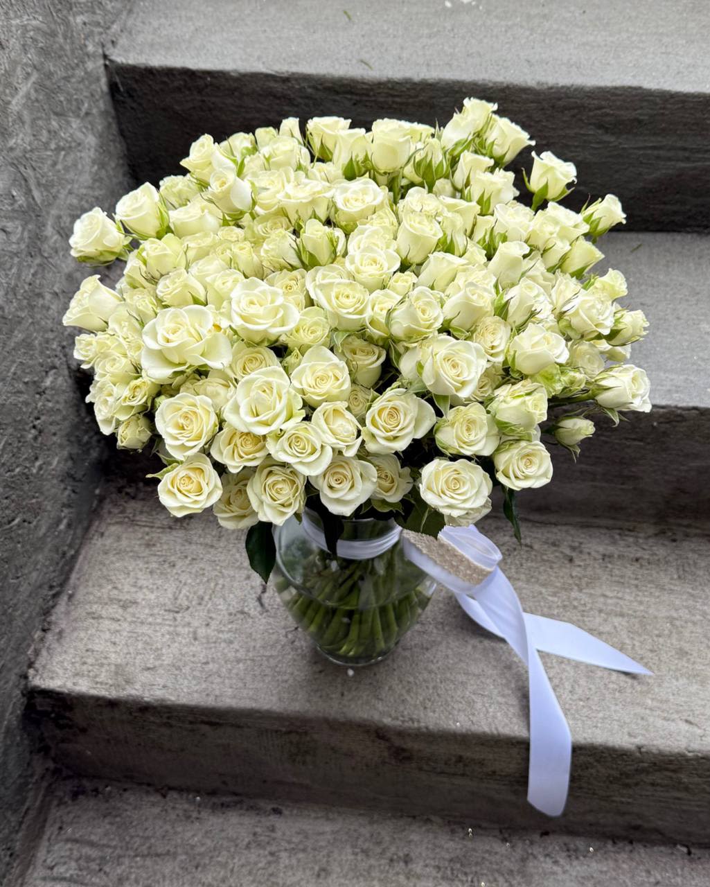 #115 White Deluxe - White long spray roses