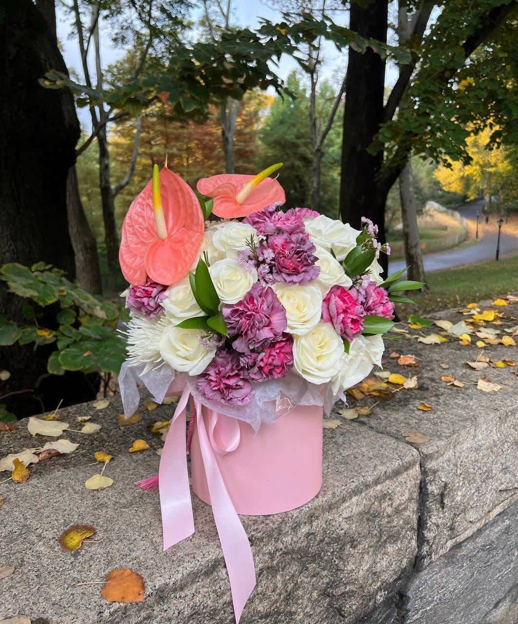 #01 Delight - Delicate flower box with pink anthuriums, surrounded by white roses and purple flowers, in an elegant box. The perfect gift for special moments.