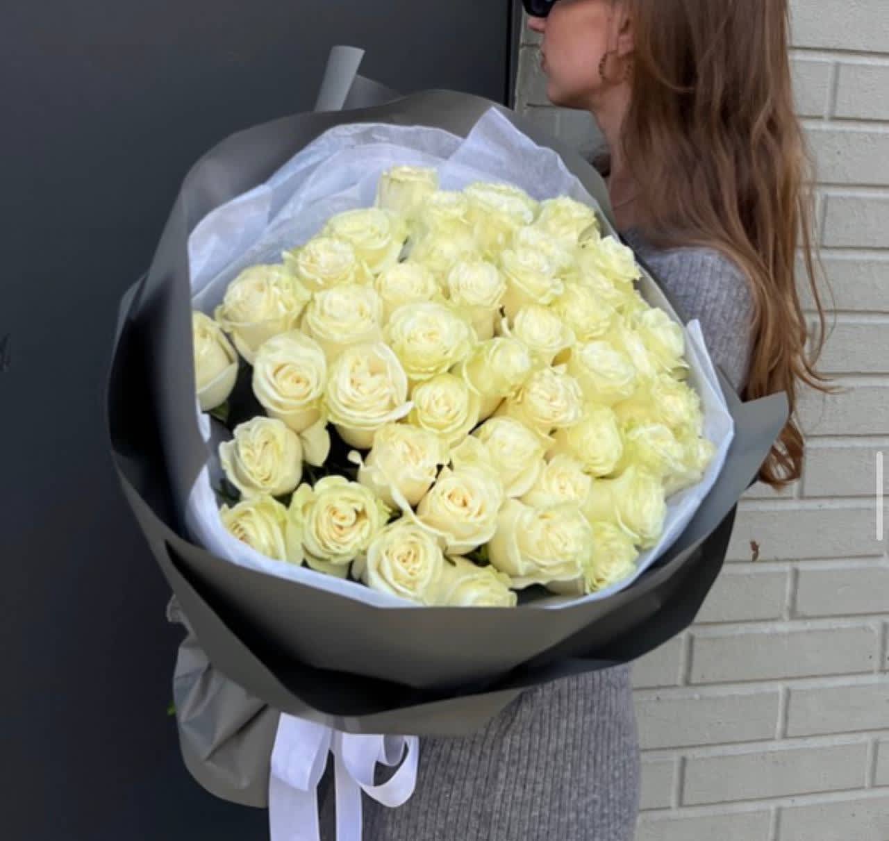#02 50 White Roses #02 50 White Roses - An elegant bouquet of 50 white roses, gathered in a pure and exquisite composition. The perfect choice for festive and romantic events.