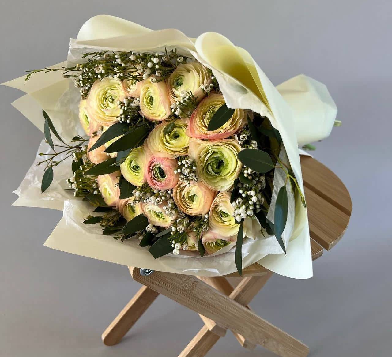 #05 Apricot Serenade - A bouquet of peach ranunculi is a delicate and romantic composition that attracts with its refined beauty and soft shades. Perfect for spring and festive moments.