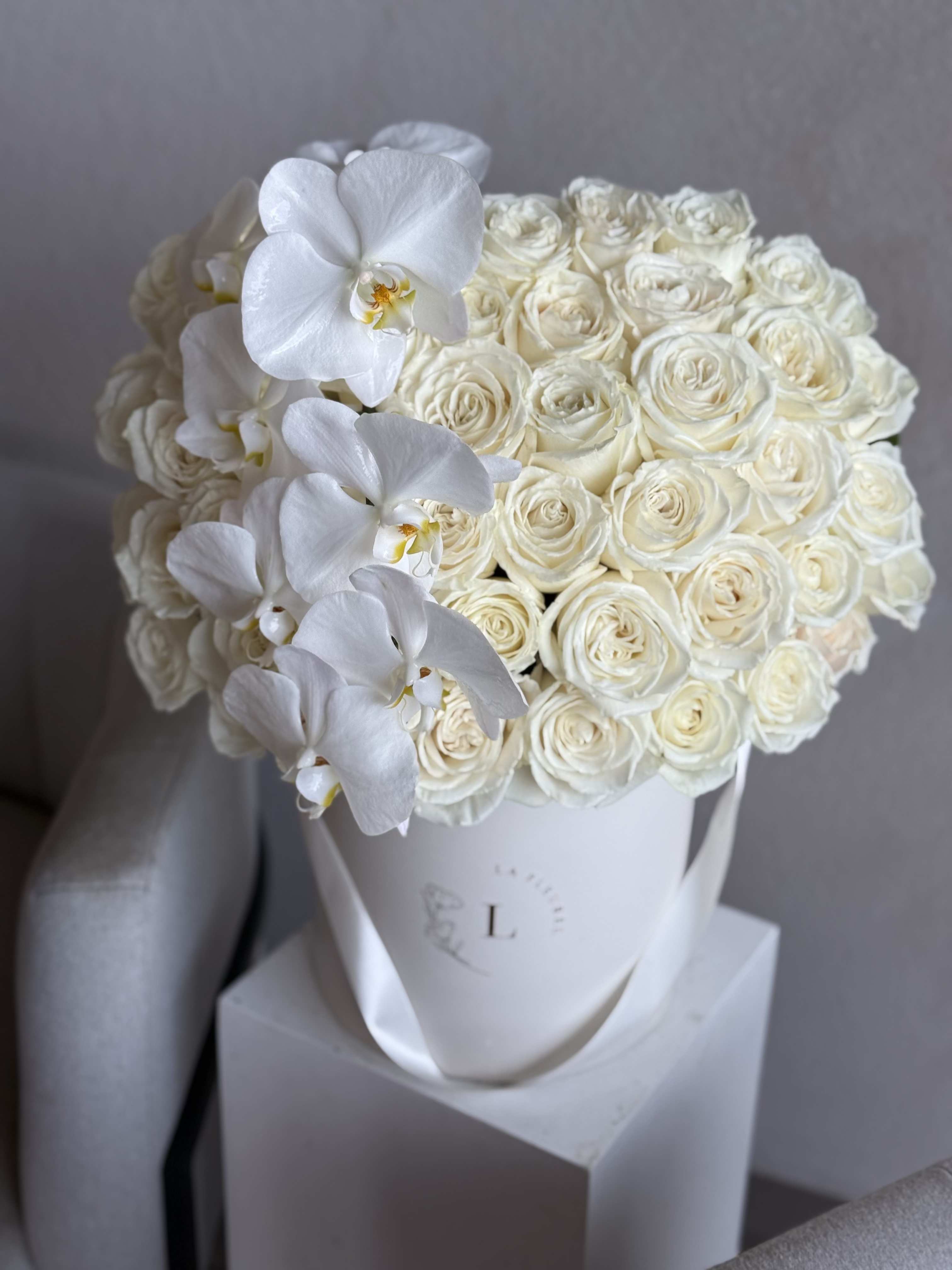 White Playa Bianca Roses White Playa Bianca Roses - Elegant and timeless, our White Beauty arrangement features 50 pristine white roses meticulously arranged in a luxurious box. A symbol of purity and sophistication, this stunning bouquet is perfect for any occasion.