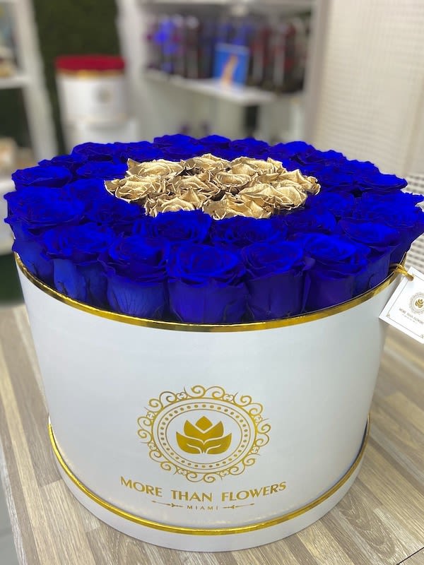 Magna Round Box Eternal Roses - White Box, Gold/Blue - Magna Round Box Eternal Roses: We stopped the clock for our preserved roses to experience our Eternal Deluxe Collection timelessly. 48- 50 preserved roses decorated in our signature deluxe magna round boxes and completed with a bow and a personalized card message, trendy and fancy. Roses that Last 3 years.