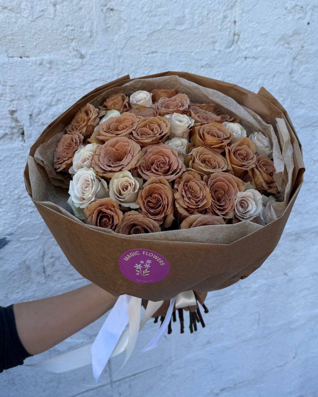 #107 Toffee - A vintage-style bouquet with delicate pink and beige roses combined with elegant calla lilies is a sophisticated composition filled with sophistication and romance of the past. Perfect for special moments and stylish celebrations.