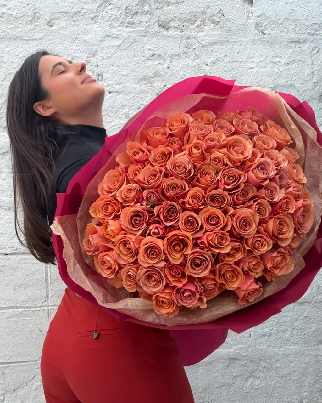 #117 Deluxe Brown Roses - A combination of elegance and sophistication. The delicate shade of the roses highlights their exquisite beauty, and the deep burgundy color of the packaging adds expressiveness and charm. This bouquet will be the perfect gift for a special occasion, expressing feelings and admiration.