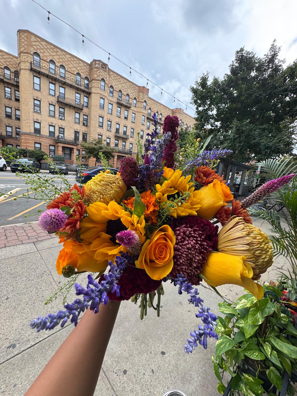 Fall Blooms. - Fall Blooms es un bouquet inspirado en la belleza de la temporada otoñal, con una paleta de colores cálidos que captura la esencia de las hojas caídas y los atardeceres dorados. Compuesto por flores como girasoles, aster y rosas en tonos anaranjados, burdeos y dorados,( variación de flores ) este arreglo transmite la calidez y la serenidad del otoño. El follaje de eucalipto y las ramas secas añaden un toque rústico y elegante, evocando los paisajes naturales de la estación. Ideal para decorar cualquier espacio o como un regalo que celebre la transición a los días más frescos.