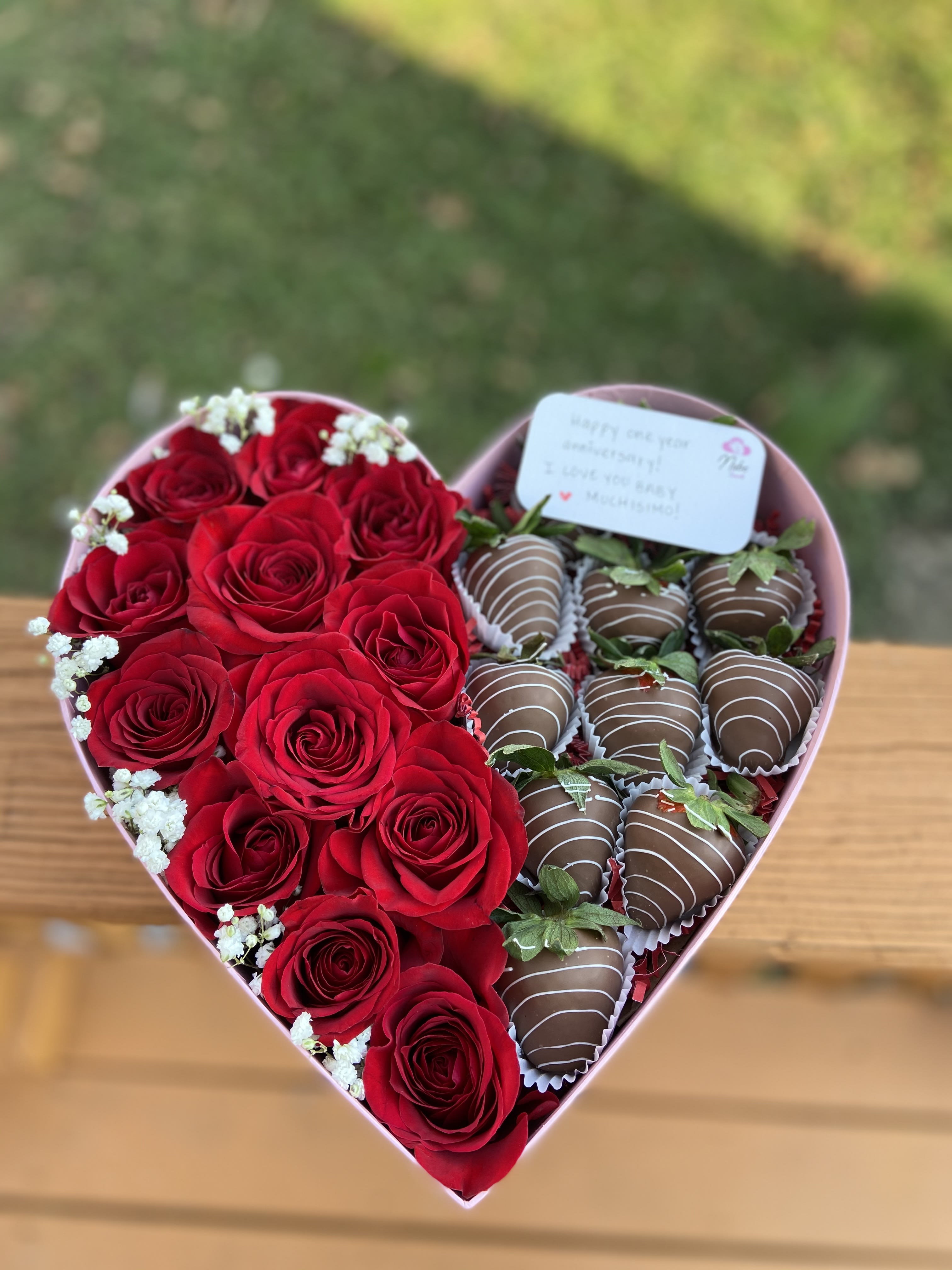 Amor Box with Roses - Heart shaped box with roses and chocolate covered strawberries 