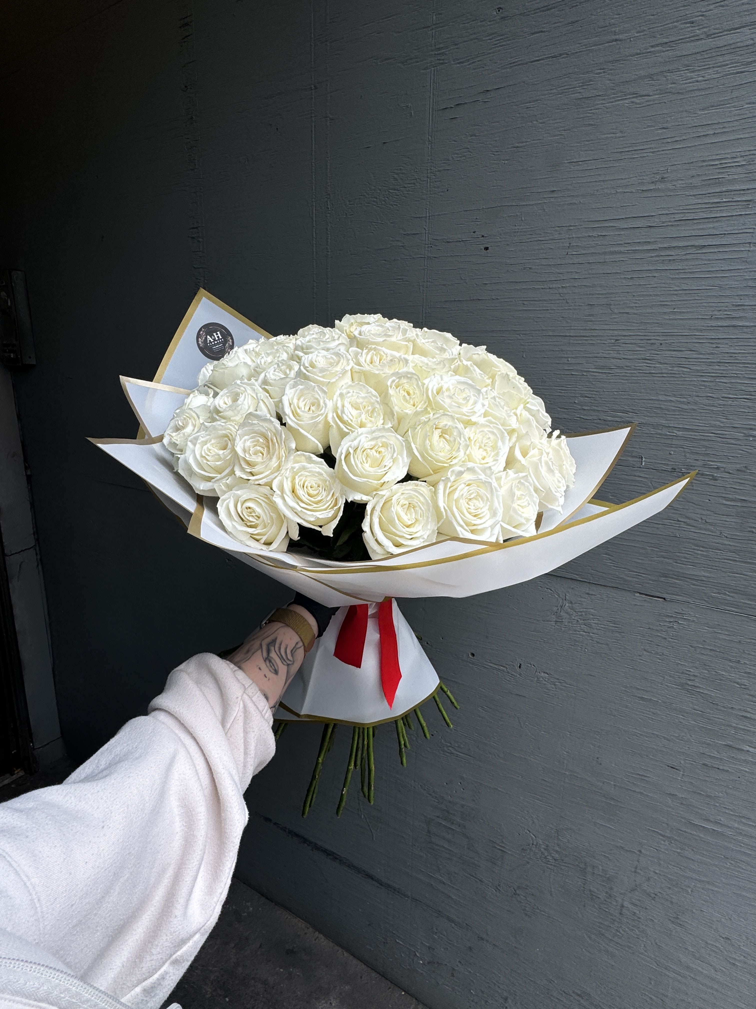 50 roses (Any Color. Red,Pink,White,Purple,Mixed color) - 50 long stem roses,  We have variety of White, Pink, Red and Purple color.  Let us know what color you need when placing your order (Special instructions) 
