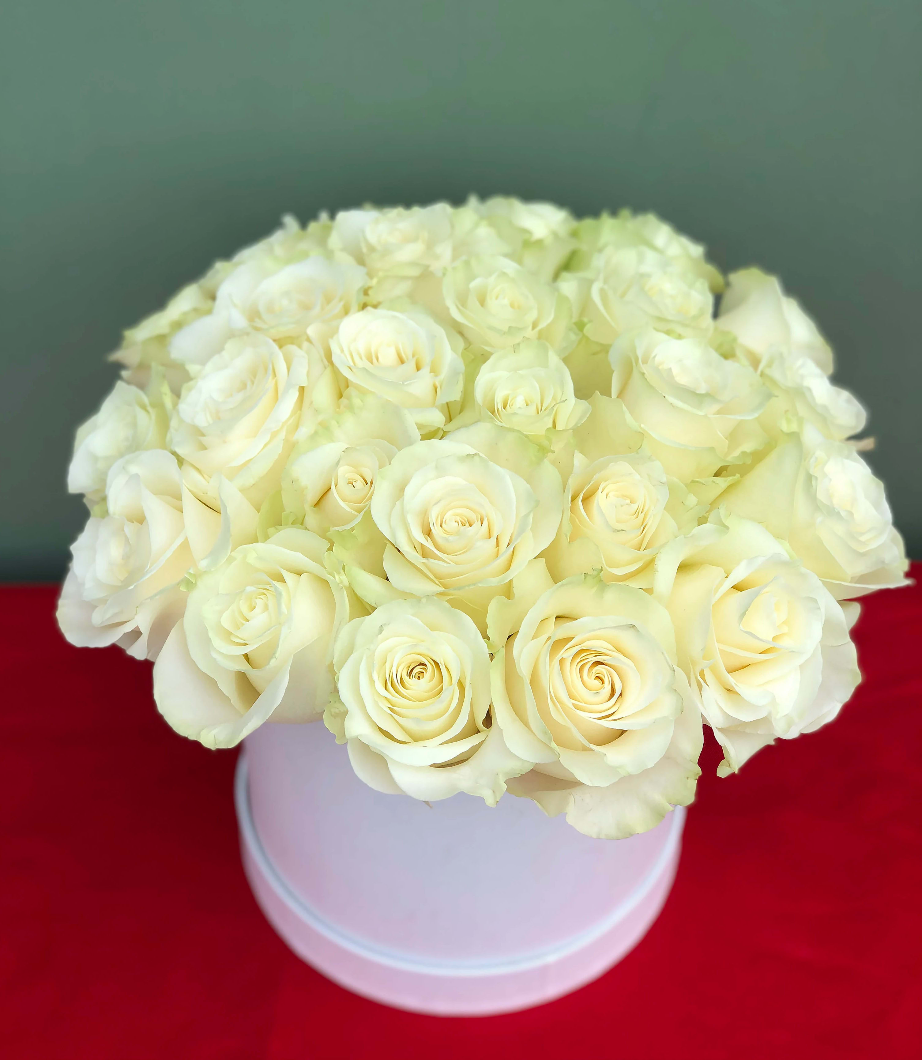 Box Of White - A modern Box full of white roses for an elegant and luxurious look 