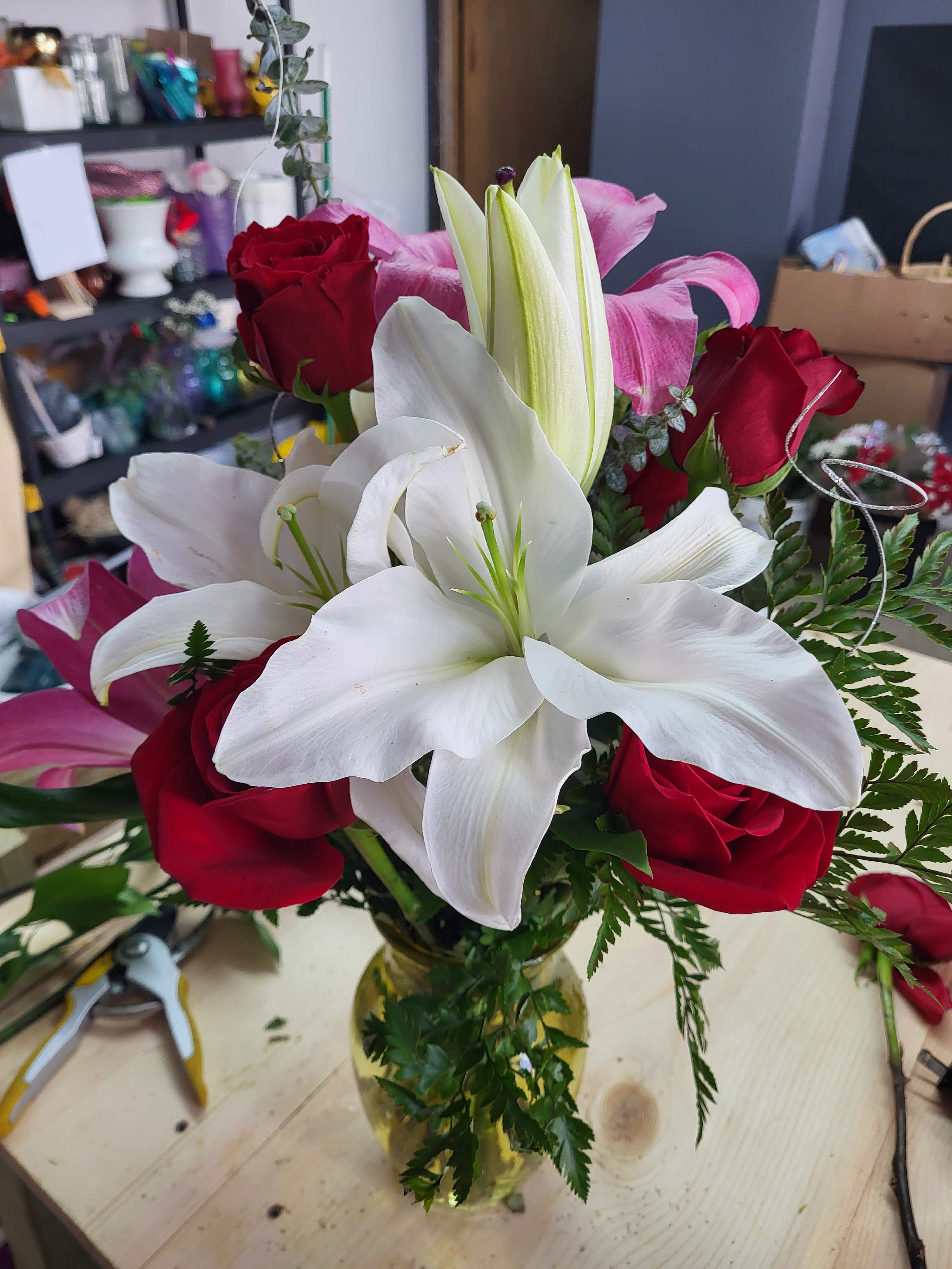 Base de rosas y liliys - Red roses and white lillys