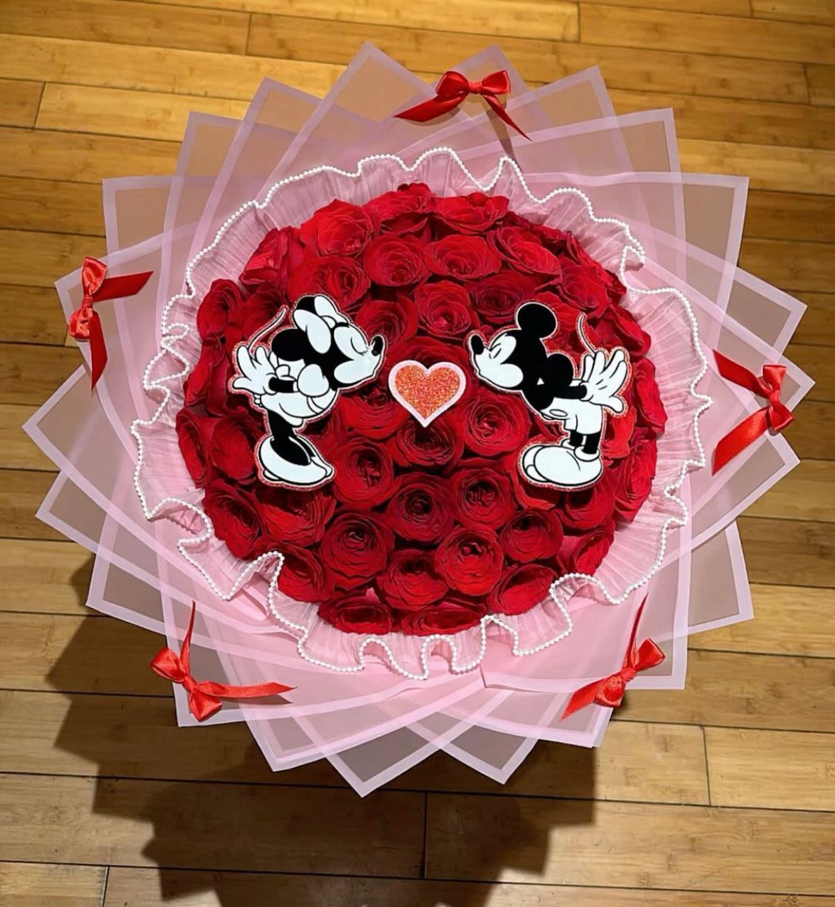 buchon de enamorados  - ramo de rosas elaborado con personajes por personalizar 40 rosas en precio estandar precio deluxe son 50 rosas y el premium es de 70