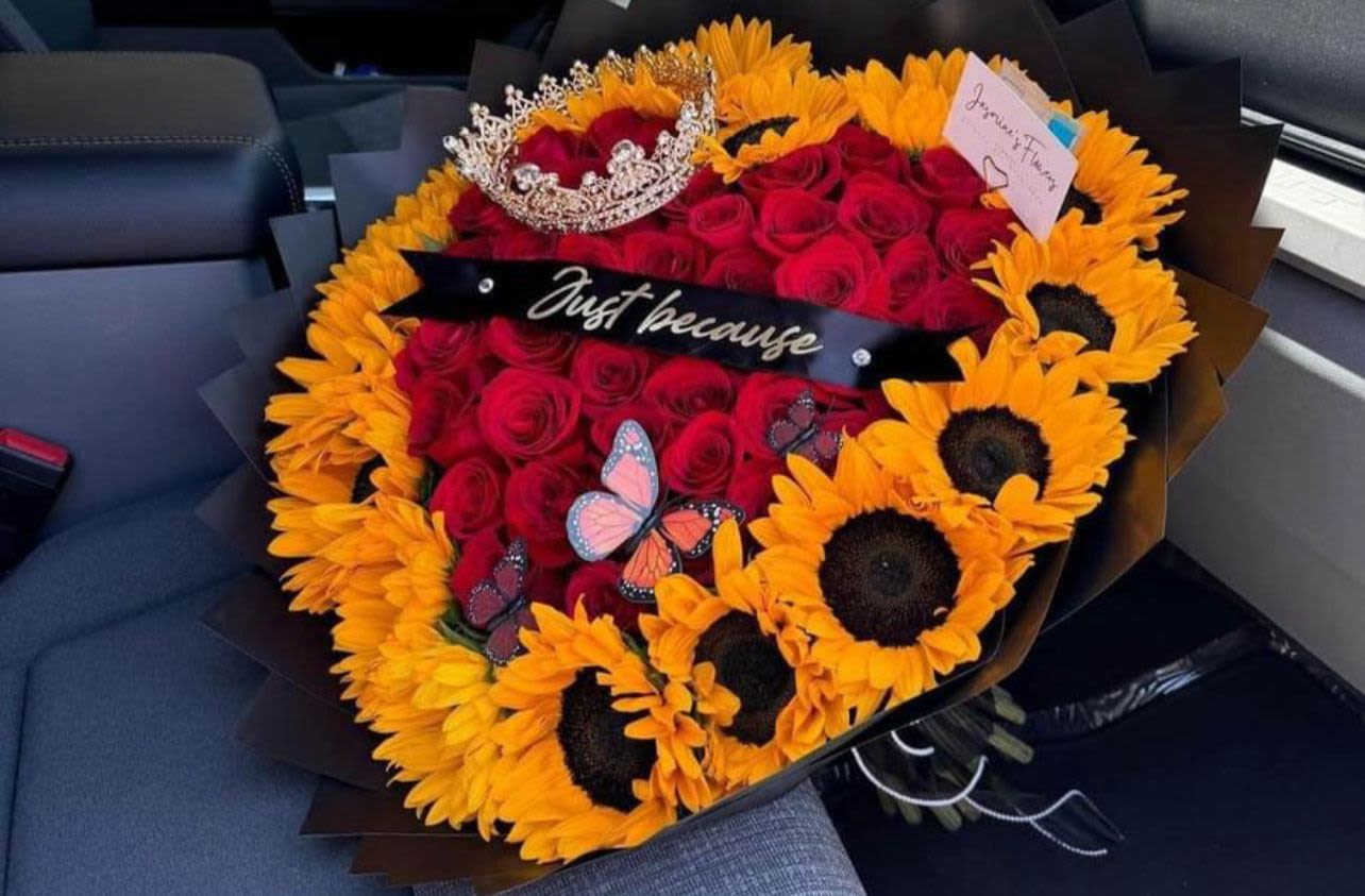 buchon corazon - este detalle esta elaborado con rosas y accesorios la catidad de rosas y girasoles concuerda con el diseño como minimo son 24 rosas y 15 girasoles de ser necesario utlizar mas seria por cuenta de la tienda y el segundo diseño es igual la cantidad de rosas es a proporcion del diseño podemos manejar de 85 rosas a 95 de ser necesario 