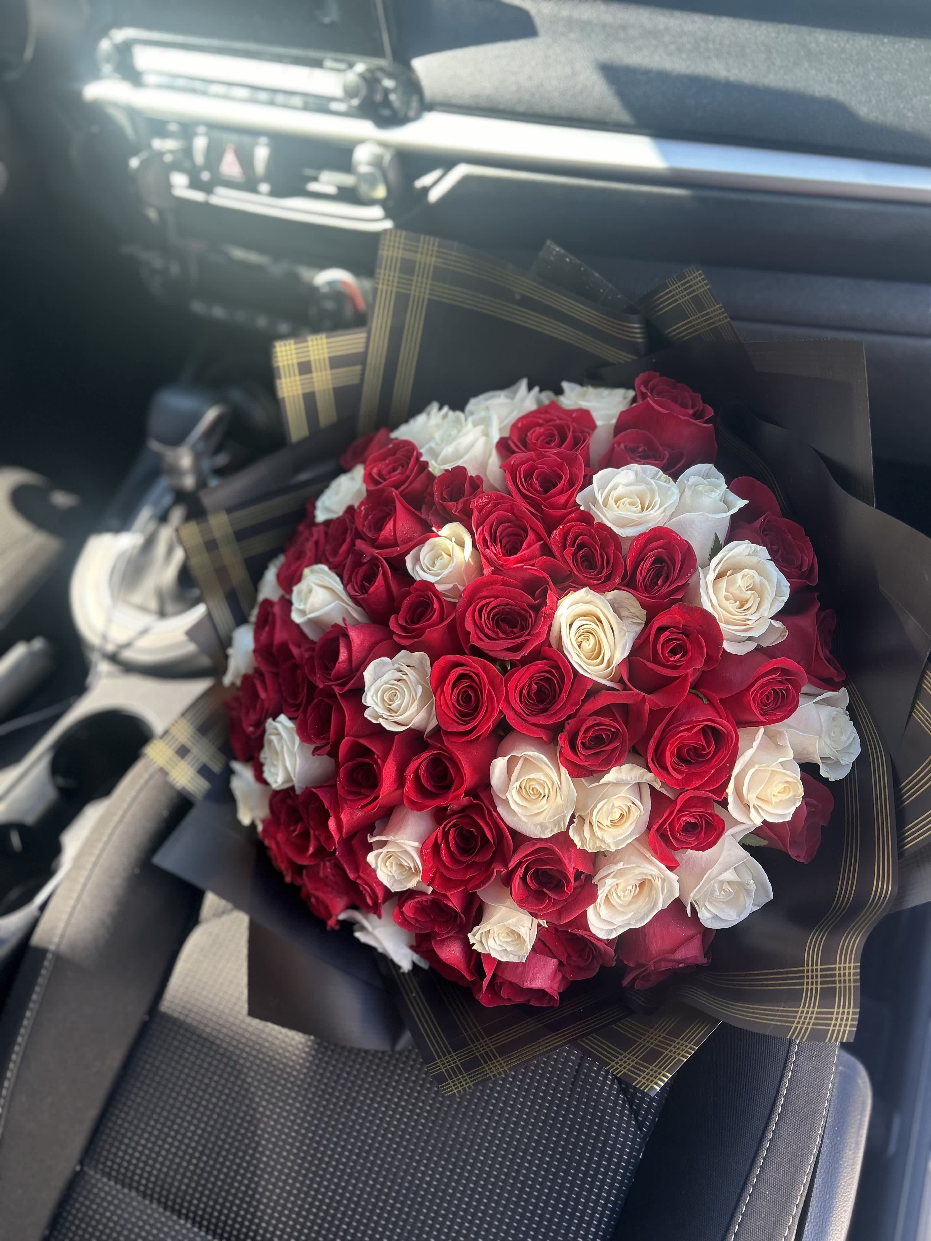 Unique Dream Bouquet  - The perfect Combo and most requested a mix of red and white ecuadorian roses. ***The Photo is the Deluxe Selection**  #ramobuchon