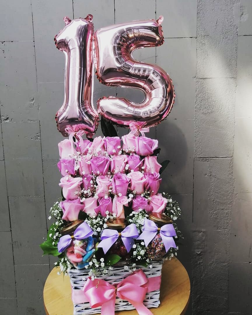 ramo 15 años frutos secos - ramo elaborado con 24 unidades de rosas 3 tarros de gomitas el numero 15 globo inflable base en disponibilidad