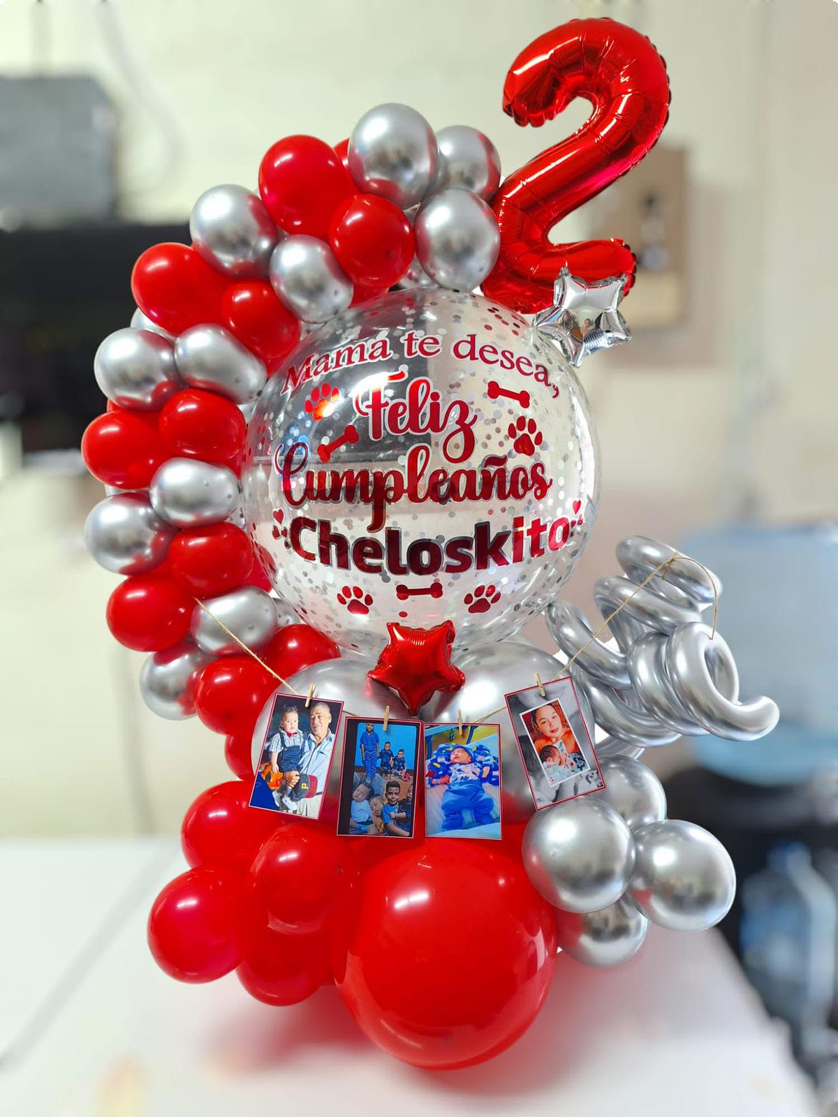 mini decoracion con fotos  - Decoracion de globos rojo y gris con fotos de un ser querido