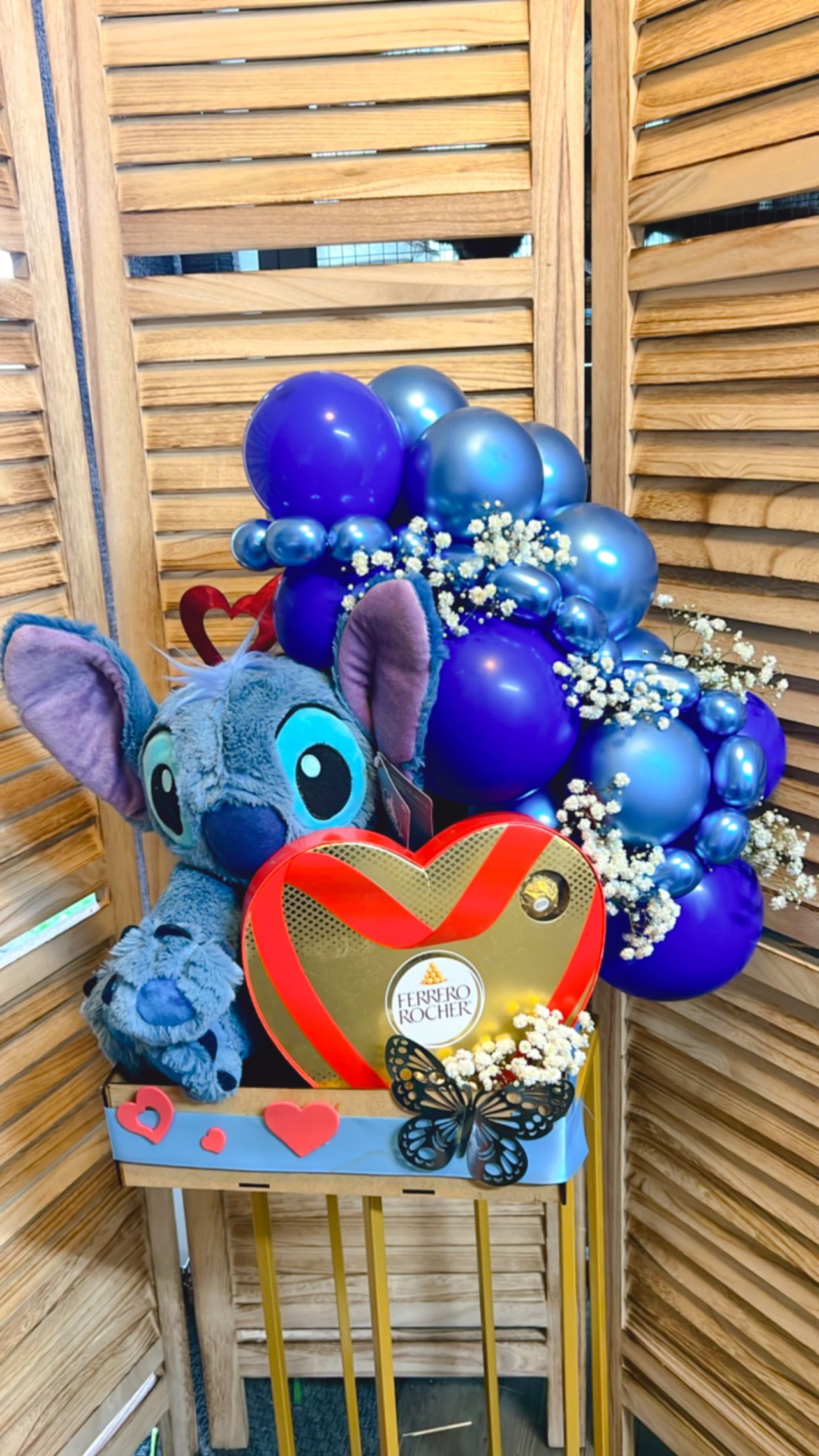 caja stitch - detalle elaborado con stitchhocolates y globos modelo de la foto una caja de chocolates en disponibilidad mariposas y yipsofilia blanca