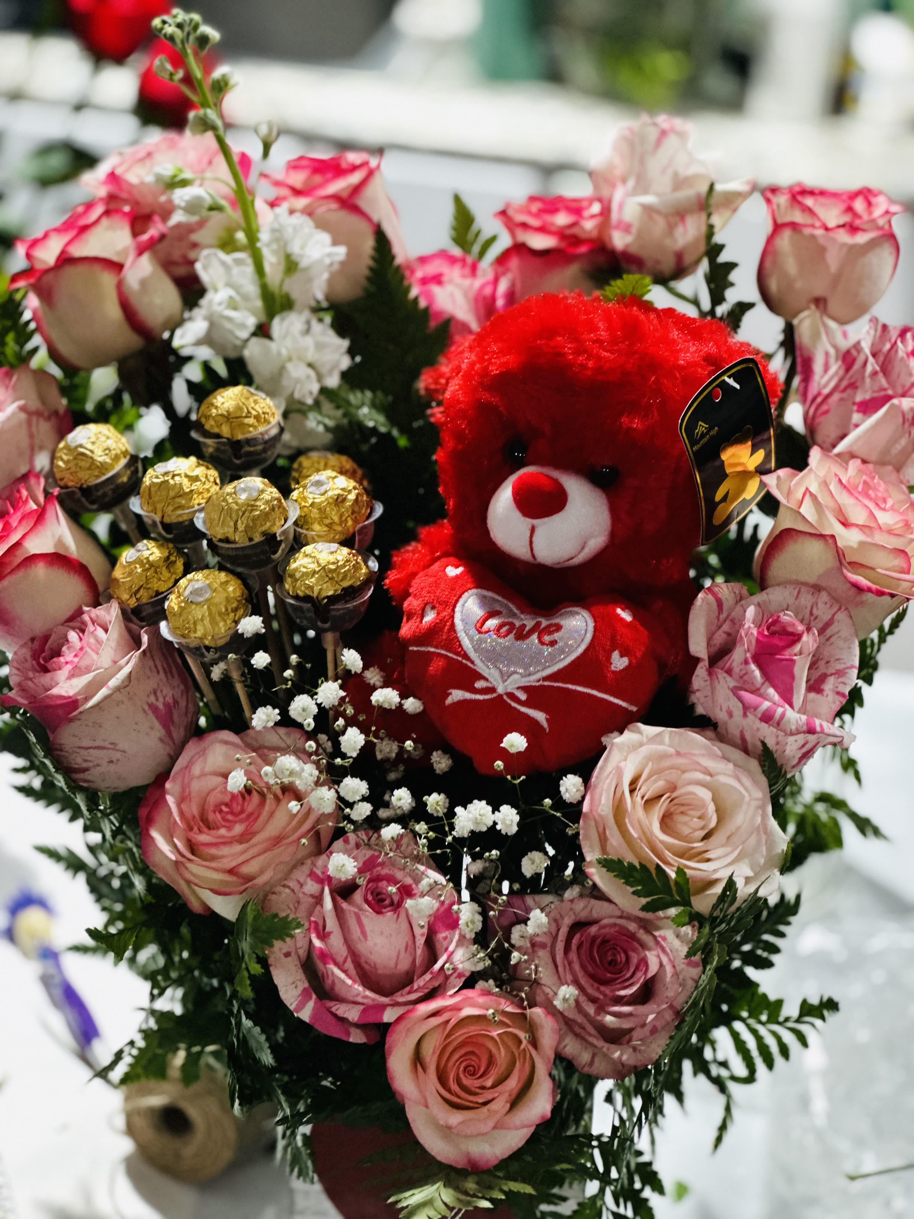 Sweet heart Sweet heart - Trae una caja de madera un oso con 18 rosas blancas con puntas rosado rojizo chocolates montes verdes gypsophila es para una persona enamorada que regala a su gran amor