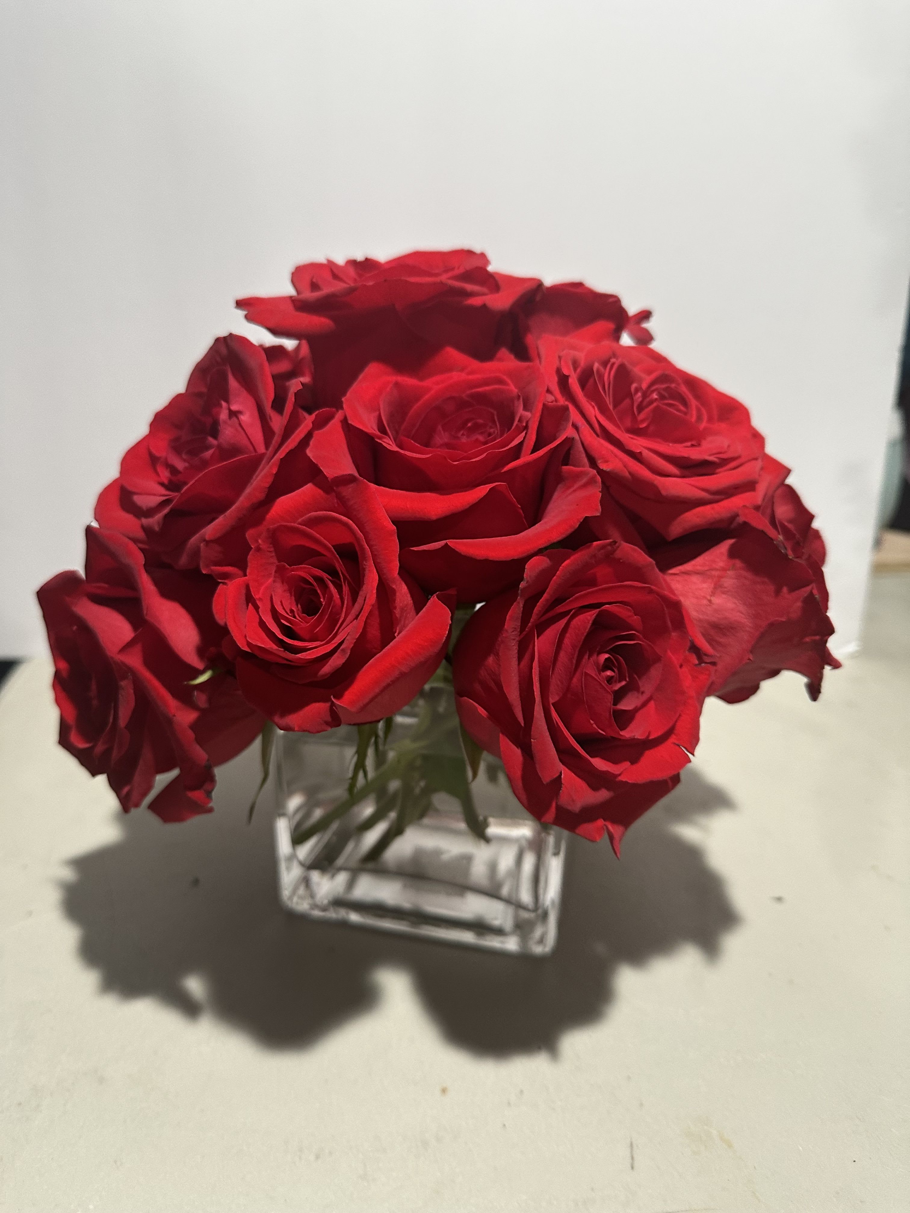 Dozen short roses Dozen short roses - This dozen romantic short roses is a perfect valentine’s day gift or other ocasión