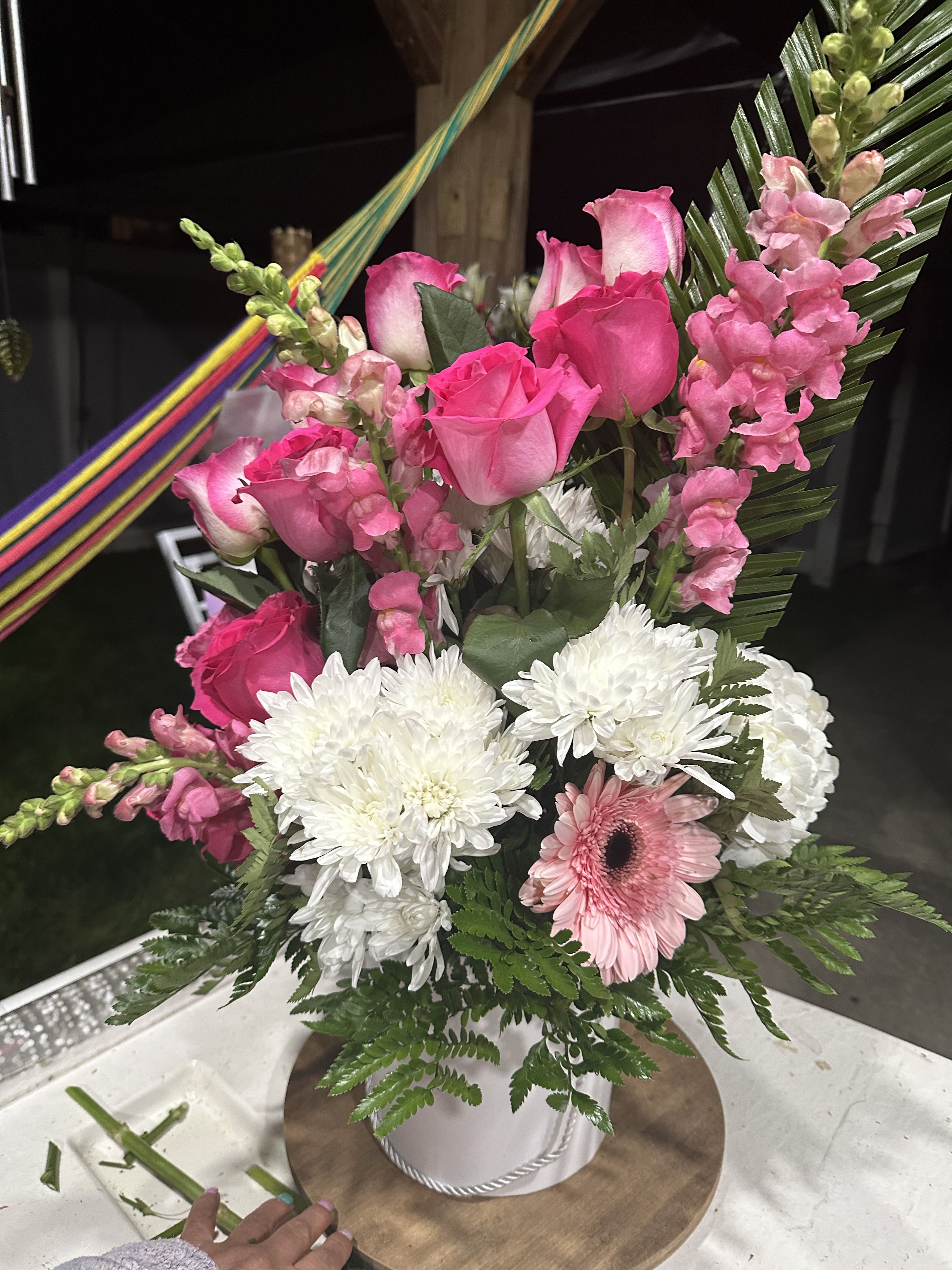 Pink Arrangement Pink Arrangement - Estos colores rosados representan gratitud inocencia admiración para dar apoyo armonía disponible para toda ocasión