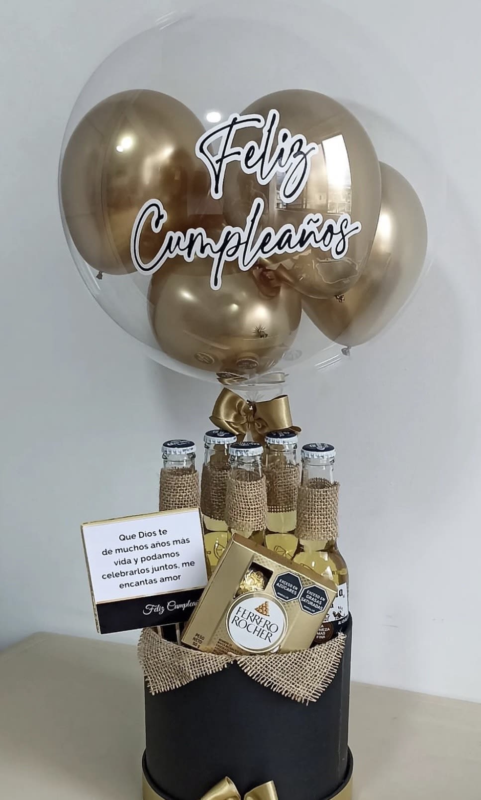 Hombre elegante - Una buena cerveza, chocolate y globos , es lo que el desea en su día.