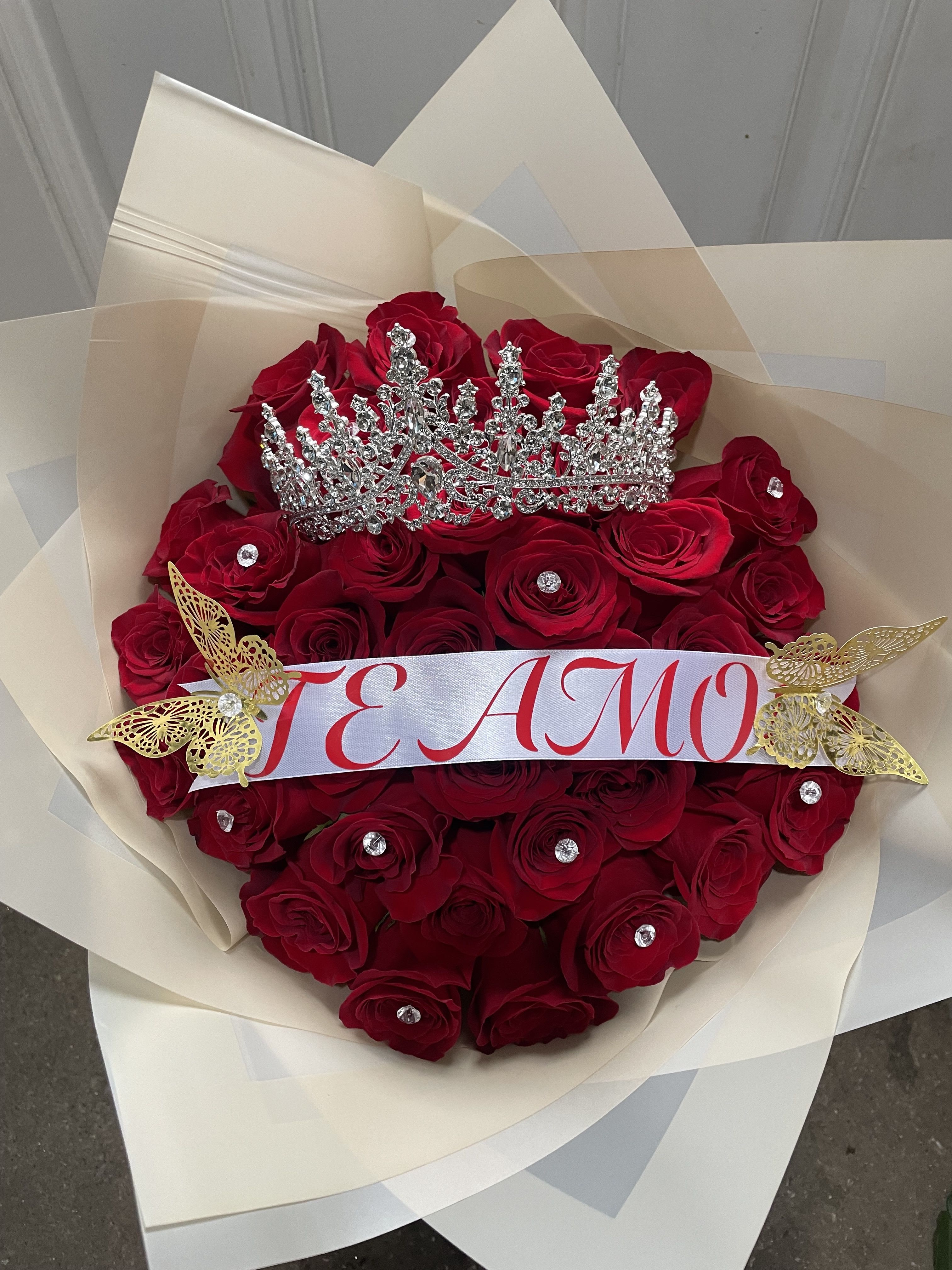 36 Roses Bouquet "Buchon" 36 Roses Bouquet "Buchon" - 36 Roses Buchon Style Bouquet. You can tell us in the special instructions box what color of roses you will like (RED, WHITE, PINK or MIX). Also, tell us if you want the ribbon to say "I love you" or "Te Amo". Large Crown included.