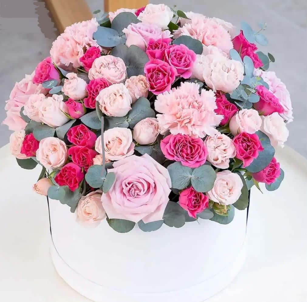 Blush Bloom Box - Indulge in the beauty of this exquisite floral hatbox, featuring a lush blend of soft blush roses, vibrant pink garden roses, delicate carnations, and fresh eucalyptus leaves. Designed for those who appreciate sophistication and timeless elegance, this arrangement is the perfect romantic gift, luxury décor piece, or celebration centerpiece.   Premium fresh roses and carnations in soft pink hues  Ideal for birthdays, anniversaries, Mother's Day, International Women's Day, and special celebrations  A stunning floral box for home décor, corporate gifting, and event styling  A heartfelt gift to express love, appreciation, and gratitude  Same-day flower delivery in Los Angeles – Order now!  Make any moment unforgettable with this luxury pink floral box, handcrafted for elegance and beauty. Order today and experience the charm of fresh blooms!