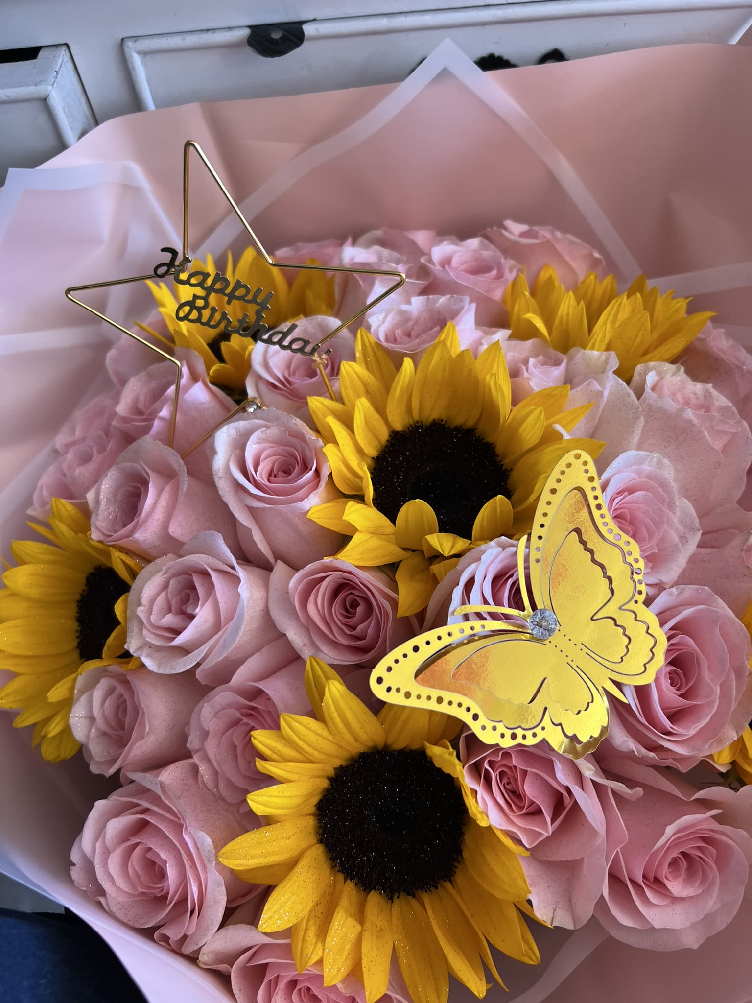 NINA BOUQUET NINA BOUQUET - Bouquet of sunflowers and pink roses.