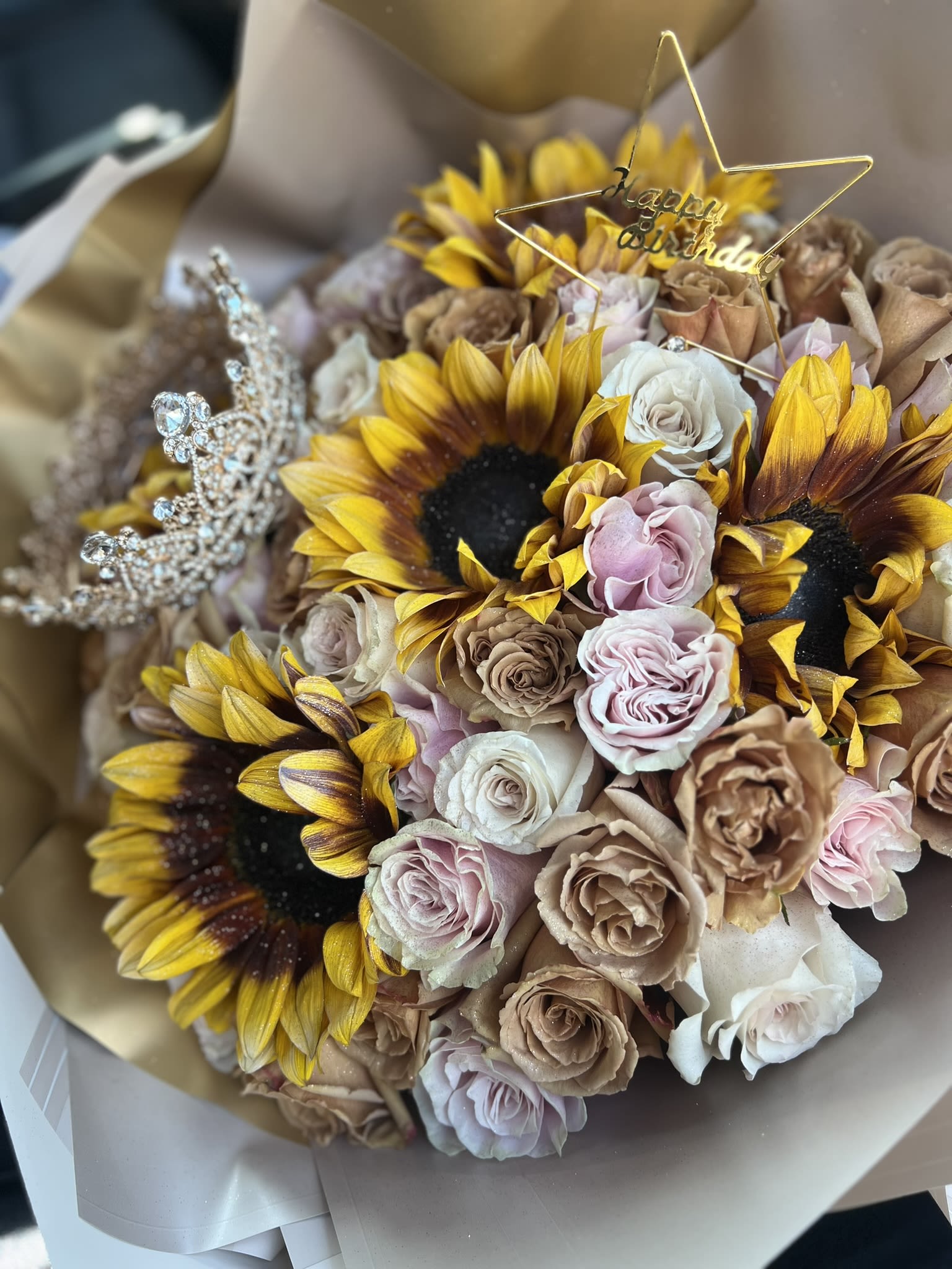 Miss Autumn - Sunflower bouquet with 50 white, pink and brown roses, includes a queen's crown.