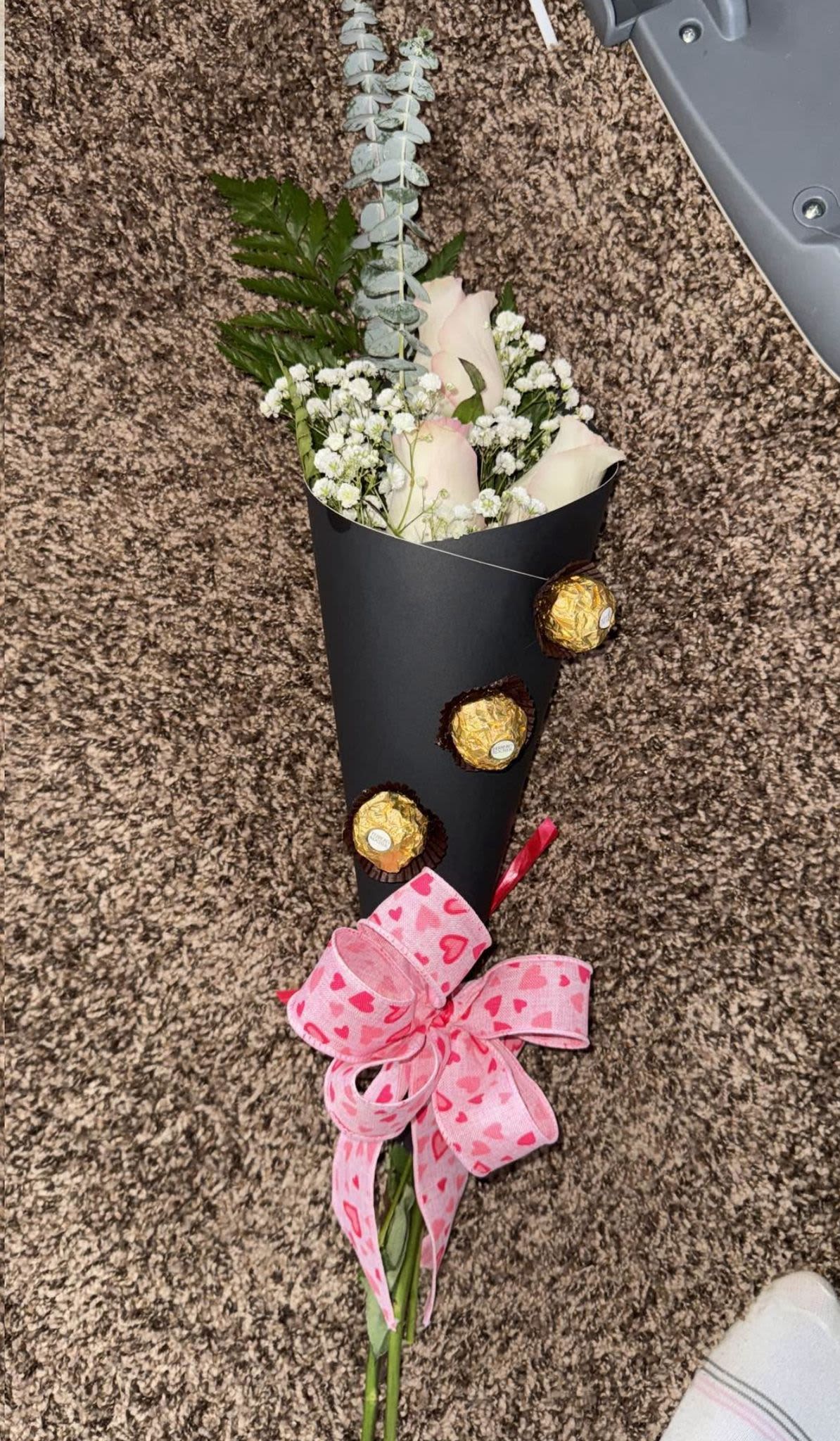 cono pequeño - detalle elaborado con chocolates y tres rosas de color de tu preferencia