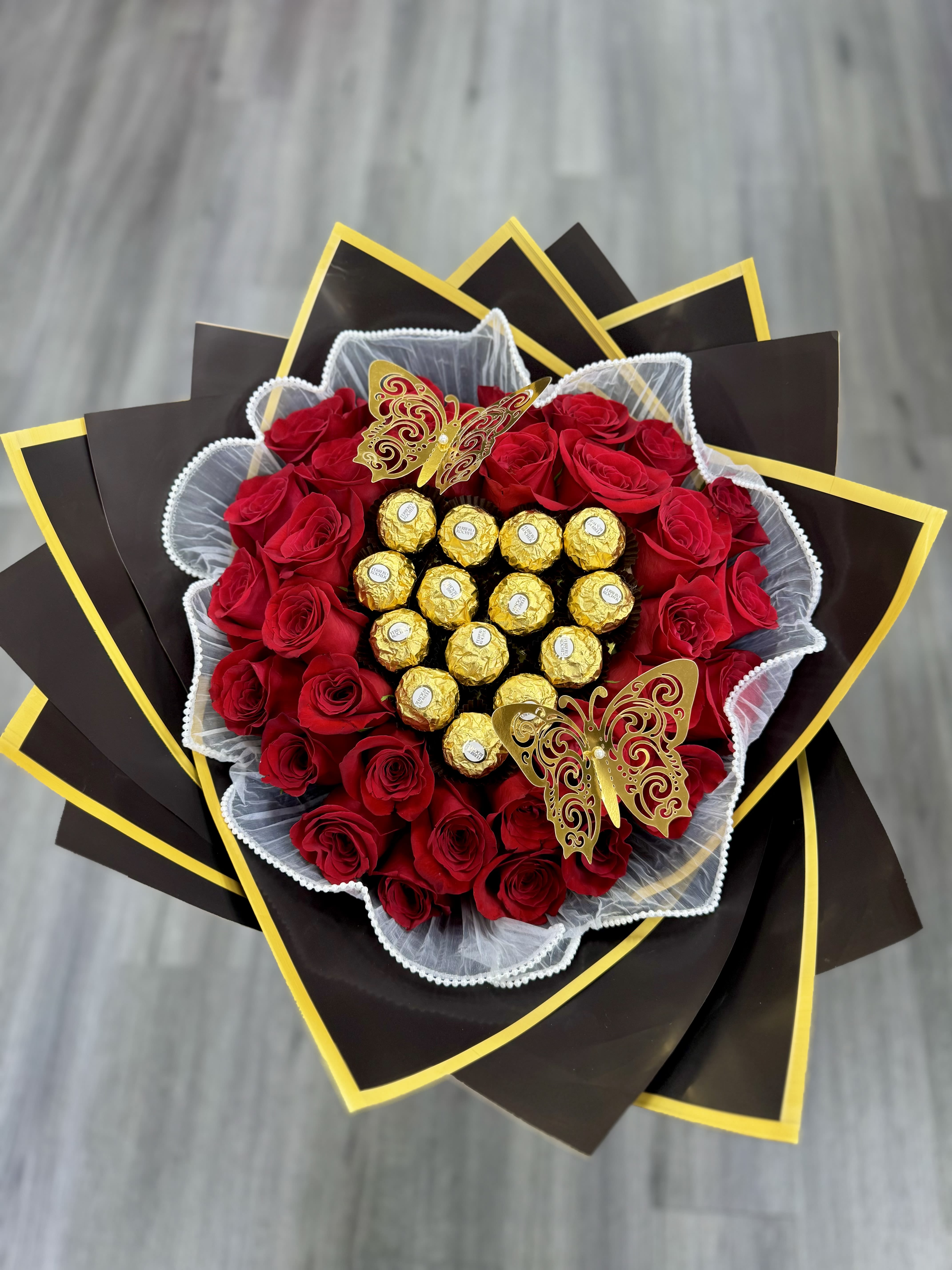 Butterflies in my stomach  - Large Bouquet, 30 Roses, 2 butterflies, decor
