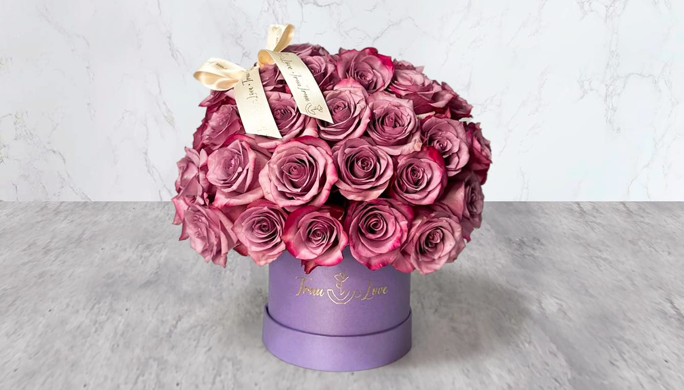 Perfect Violet Box &amp; Purple Roses - This beautiful Signature Box Violet &amp; 35 Roses La