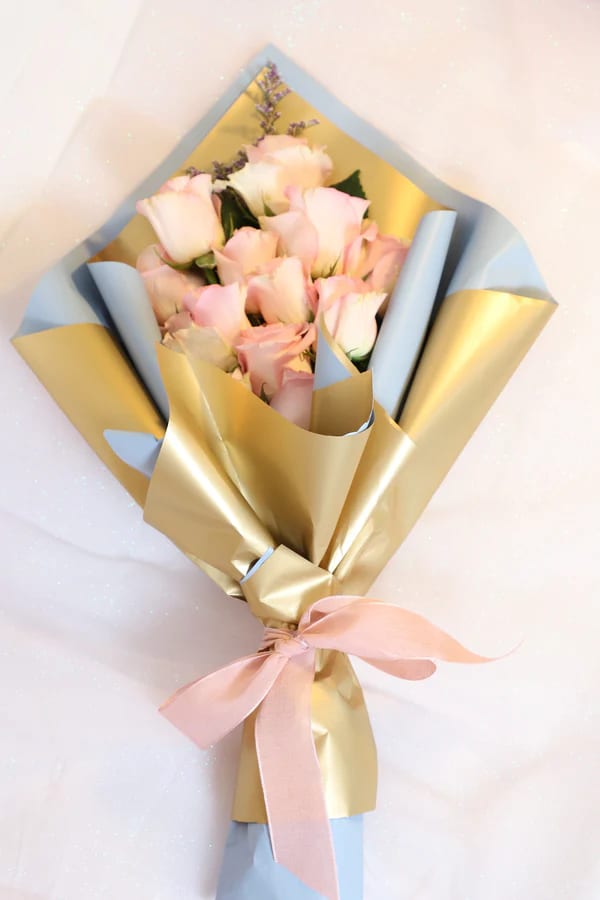 Princess Bouquet - Beautiful bouquet perfect for celebrating a well done preformance or to show your adoration to a loved one. THIS ARRANGEMENT CAN ALSO BE MADE WITH HALF A DOZEN, GIVE US A CALL! Standard size includes a dozen. Deluxe size includes two dozen. Premium size includes three dozens.