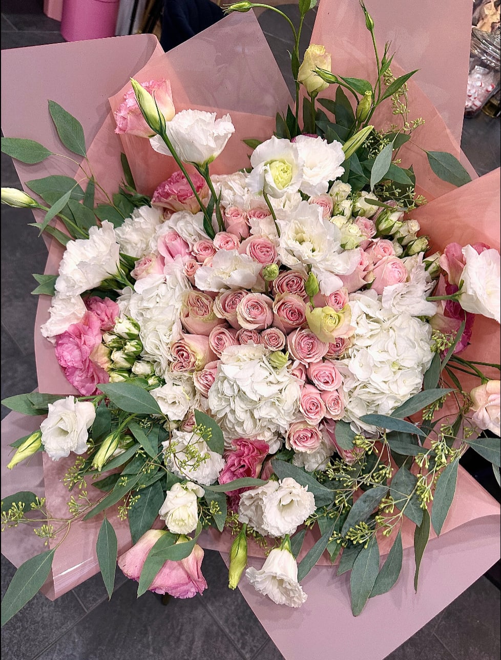 Elegant Harmony Elegant Harmony - Brighten any space with our Elegant Flower Bouquet! Bursting with vibrant blooms, this stunning arrangement features seasonal favorites paired with lush greenery for a breathtaking display. Perfect for any occasion, it makes an ideal gift or a special treat for yourself. Elevate your decor with this captivating bouquet that brings joy and sophistication to your home or office. Order yours today and let the beauty of flowers inspire you!