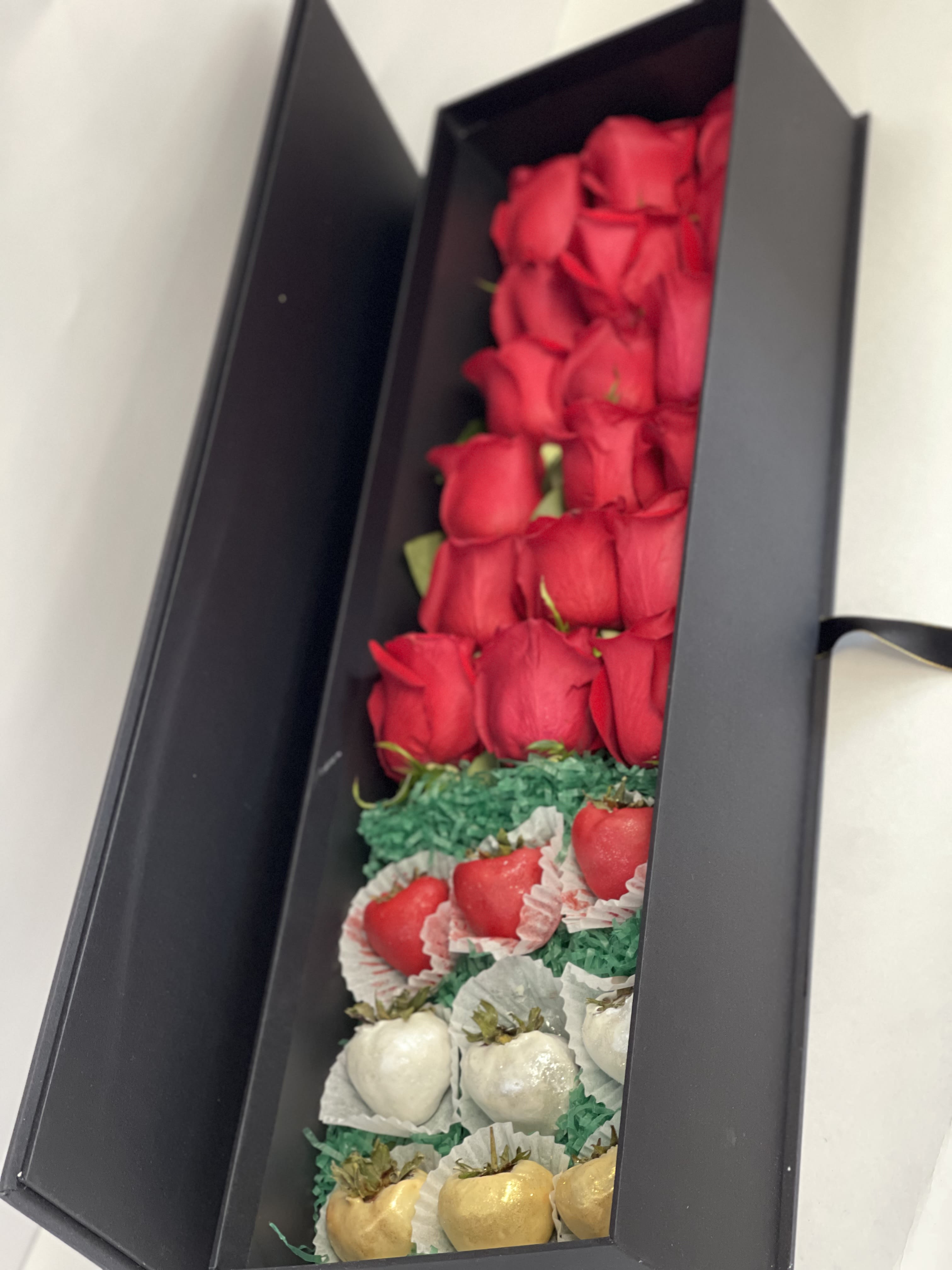 ROSES AND STRAWBERRY  - DELICIOUS CHOCOLATE COVER  STRAWBERRIES AND RED ROSES 