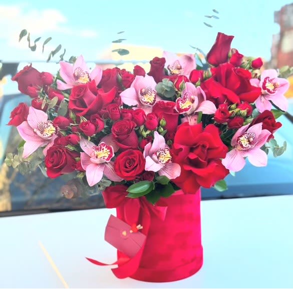 LOVE IN THE MOON  - A BEAUTIFUL ARRANGEMENT IN THE BOX 