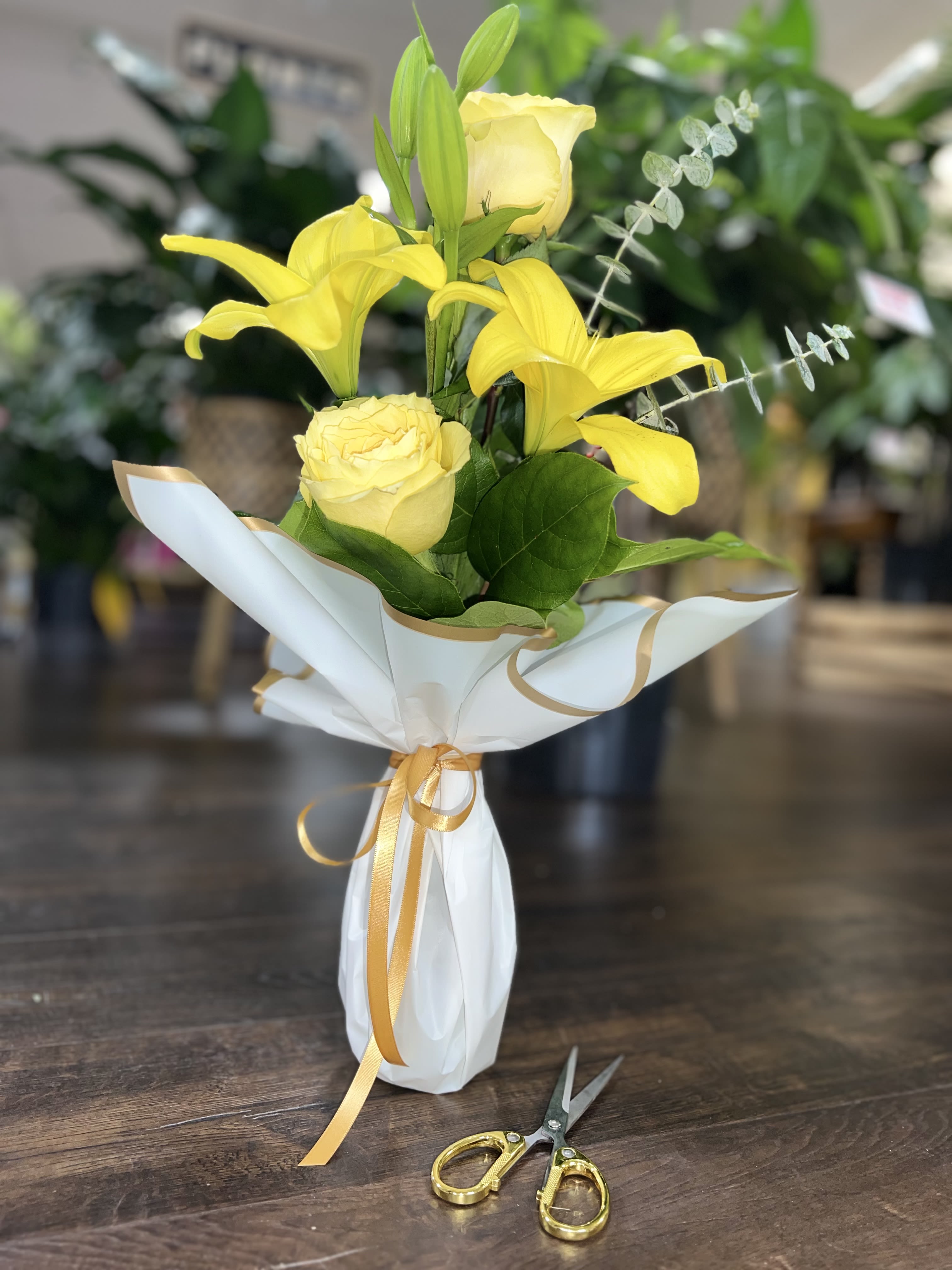 Yellow Roly Bouquet - 1 yellow lily , 2 yellow roses in small vase wrap with Korean paper