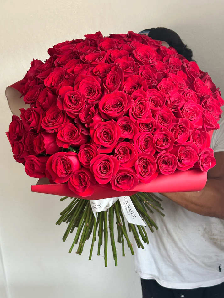 Ramo Buchón Large Rose Bouquet - 60cm Ramo Buchón Large Rose Bouquet - 60cm - Discover the luxury of Novapetal Flower Lab's AAA-graded Ramo Buchón rose bouquet, standing elegantly at 60cm. Perfect for special occasions or simply brightening a day, we ensure swift same-day flower delivery in Phoenix. Elevate moments with Novapetal's touch of elegance. ___________________________________________________________________________ Descubra el lujo del ramo de rosas Ramo Buchón con calificación AAA de Novapetal Flower Lab, que se alza elegantemente a 60 cm. Perfecto para ocasiones especiales o simplemente para alegrar el día, garantizamos una entrega rápida de flores el mismo día en Phoenix. Eleva los momentos con el toque de elegancia de Novapetal.