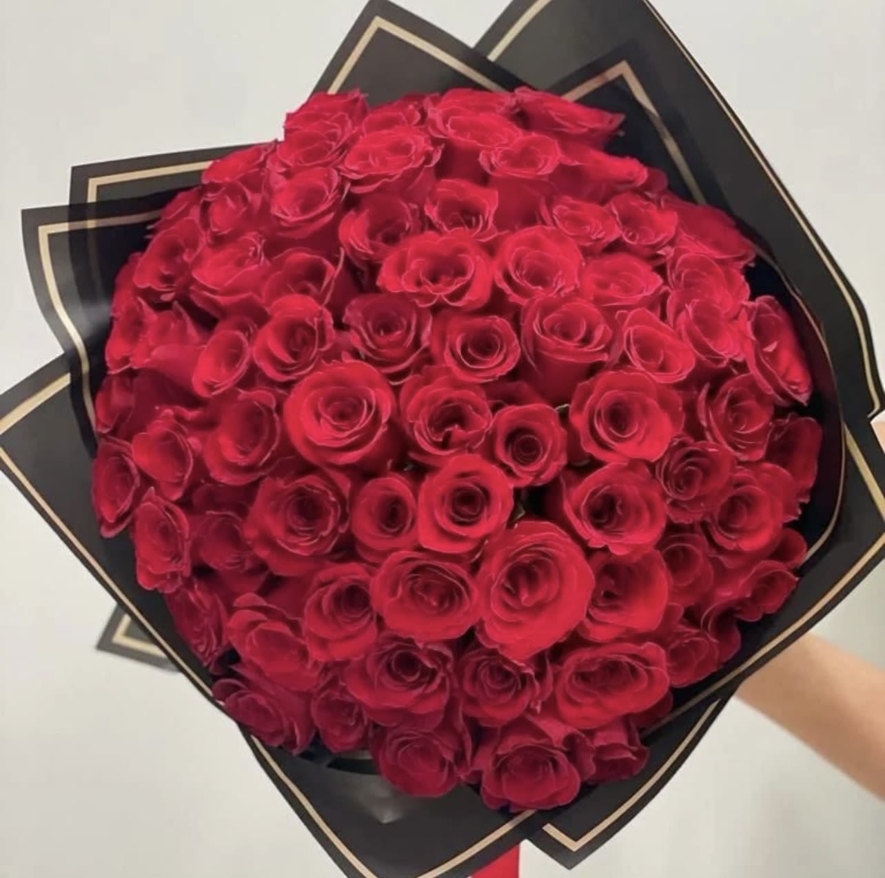 Circle Roses  - Express love, admiration, and timeless beauty with our Fresh Roses Collection. Whether it’s classic red roses for romance, soft pink roses for grace, or vibrant yellow roses for friendship, our hand-selected roses are the perfect way to make any occasion unforgettable. Arranged to perfection, they’re ideal for gifting or adding a touch of elegance to your space. Order now to share the timeless charm of roses!