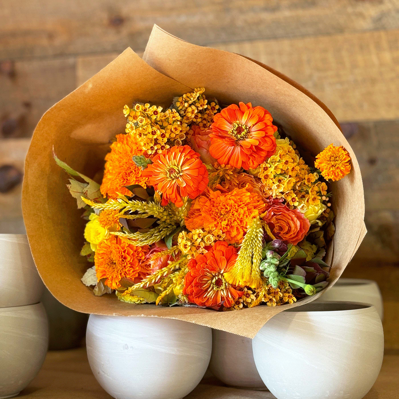 NARANJO RAMO - NARANJO RAMO - Mix Seasonal Bouquet : Seasonal Autumn Flowers : ZINNIA, ROSE, WAXFLOWER, MARIGOLD, AUTUMN LEAVES, SNAPDRAGONS  colors contain pallet :  ORANGE, YELLOW, MANGO, ( if some flowers are not available we will use our best decision and use the best flowers we have in store)  NARANJO RAMO - Mezcla de ramo de temporada: Flores de otoño de temporada: ZINNIA, ROSA, FLOR DE CERA, CALÉNDULA, HOJAS DE OTOÑO, DRAGONES  los colores contienen paleta: NARANJA, AMARILLO, MANGO (si algunas flores no están disponibles, usaremos nuestra mejor decisión y usaremos las mejores flores que tenemos en la tienda)