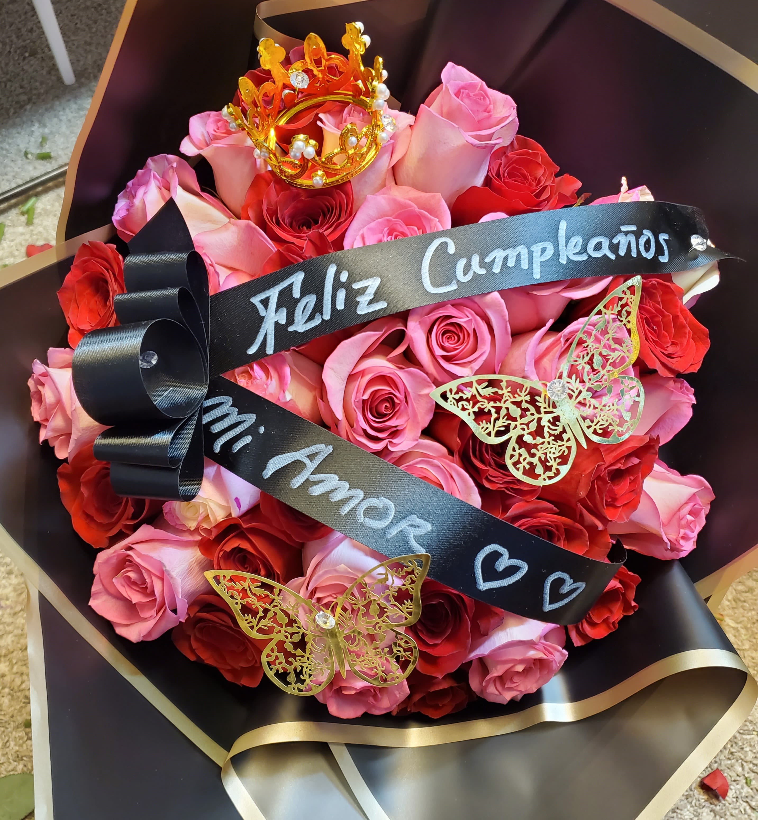 36 PINK RED BOUQUET - BOUQUET 36 MIX ROSES WHIT DECORATION