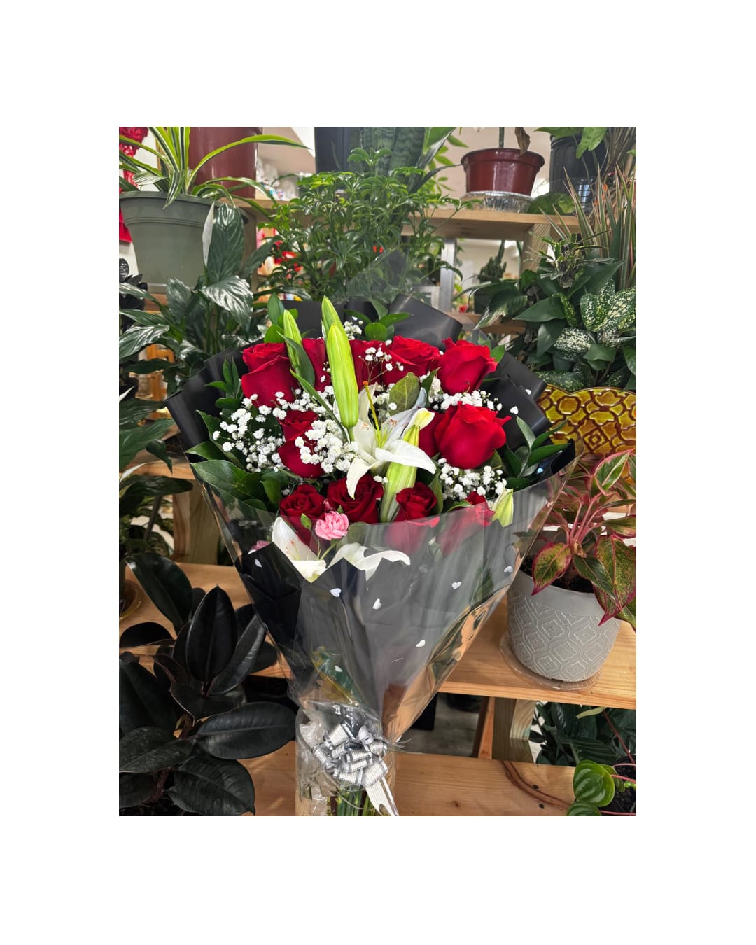 Doble esplendor Doble esplendor - Bouquet with 12 red roses, explorer, with 2 lilies with green foliage, wrapped in floral paper and bow. Perfect for giving an elegant gift.