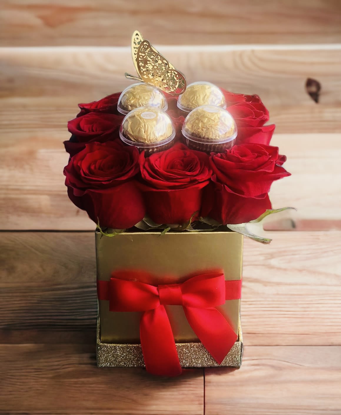 Dulce Roses VDay Edition Dulce Roses VDay Edition - A delicate and sweet red rose hand-arranged with Ferrero Rocher. Box color may vary; Gold, Silver or Red.