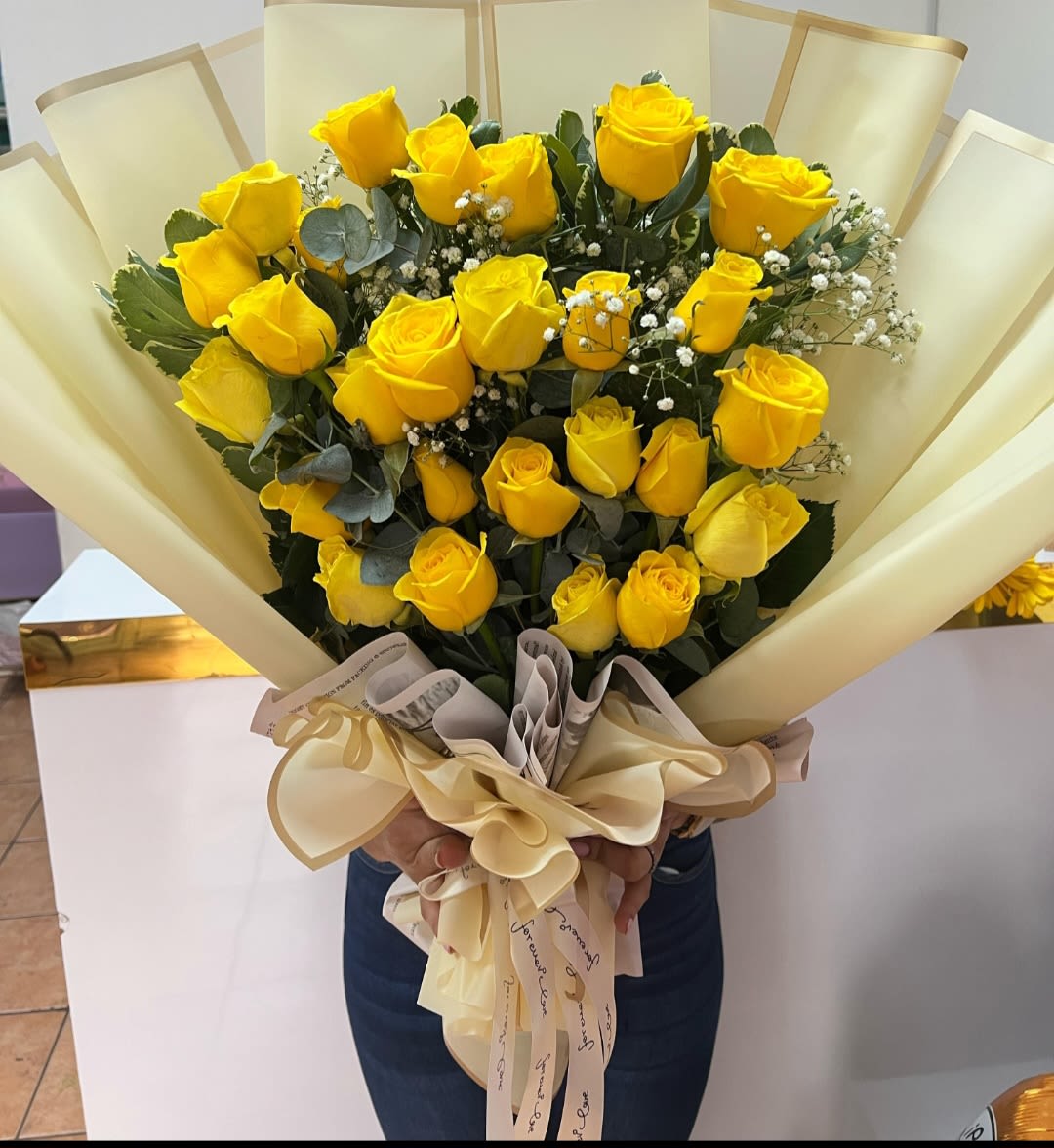 Mini buchon Yellow roses - Beautiful mini buchon of yellow roses, baby bree and foliage.