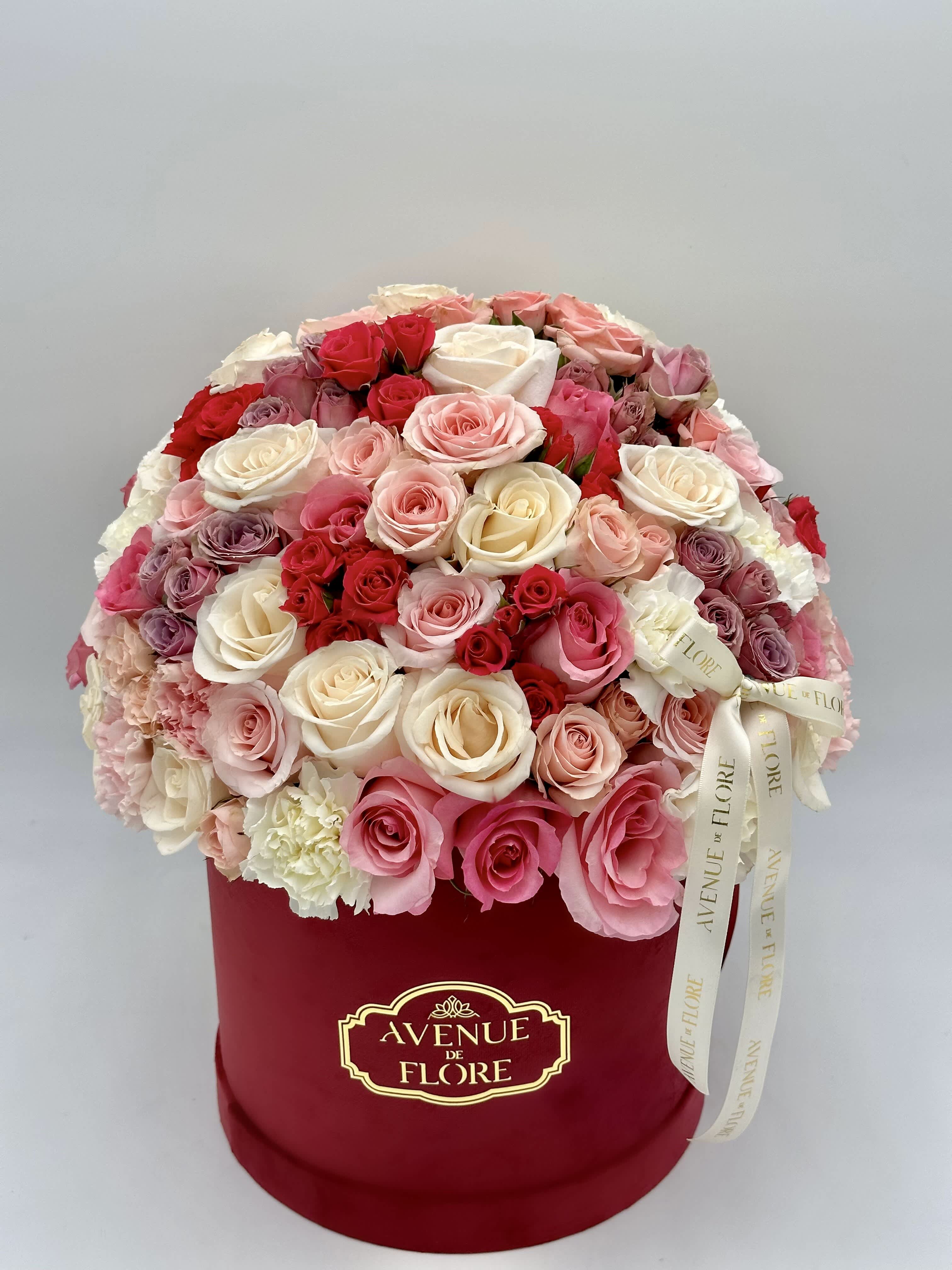 AURORA - A captivating blend of delicate white and pink blooms presented in a luxurious purple velvet box. This sophisticated arrangement marries the softness of pink petals with the purity of white, creating a harmonious visual symphony. 