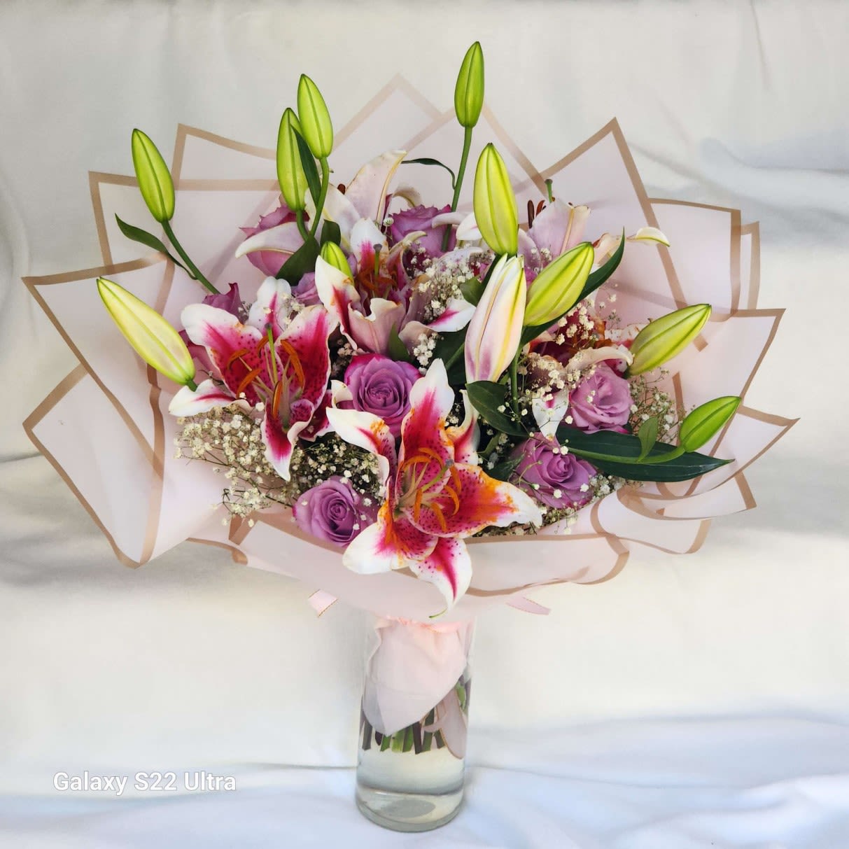 Flowers "Elegant Fragrance" Flowers "Elegant Fragrance" - Our 'Elegant Fragrance' bouquet embodies sophistication and elegance. Delicate lilies and luxurious roses create a magnificent harmony of colors and scents. This bouquet not only adorns any space with its beautiful appearance but also fills it with a gentle and enticing fragrance. An ideal gift for those who appreciate beauty and refinement.