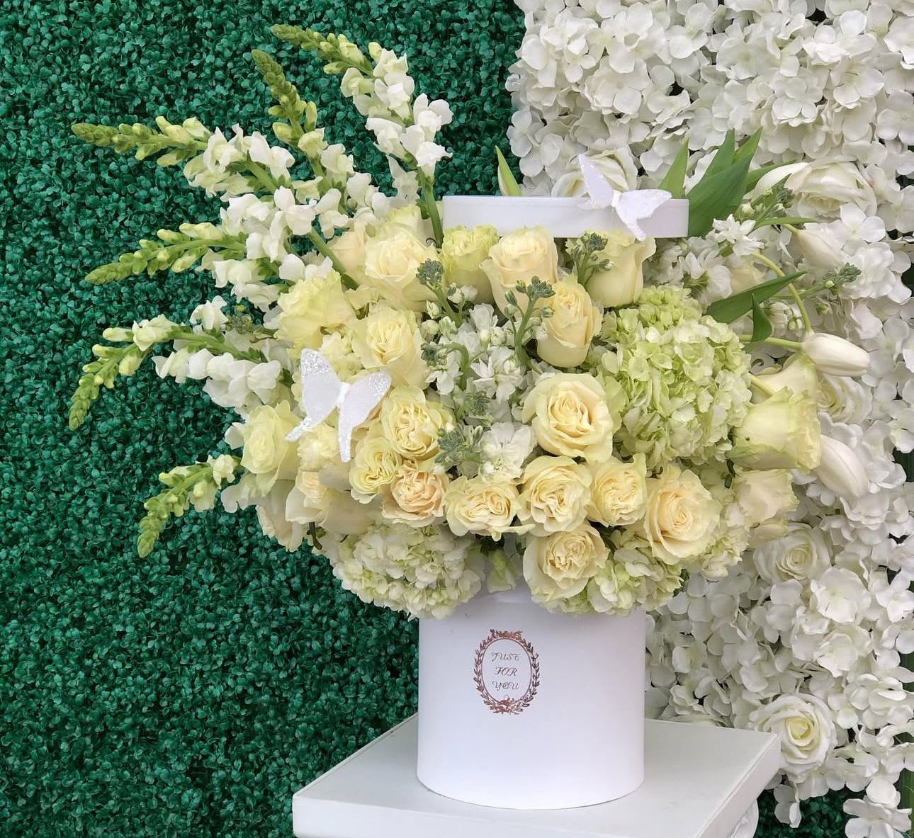 Box CF03 - White roses and mix flowers 