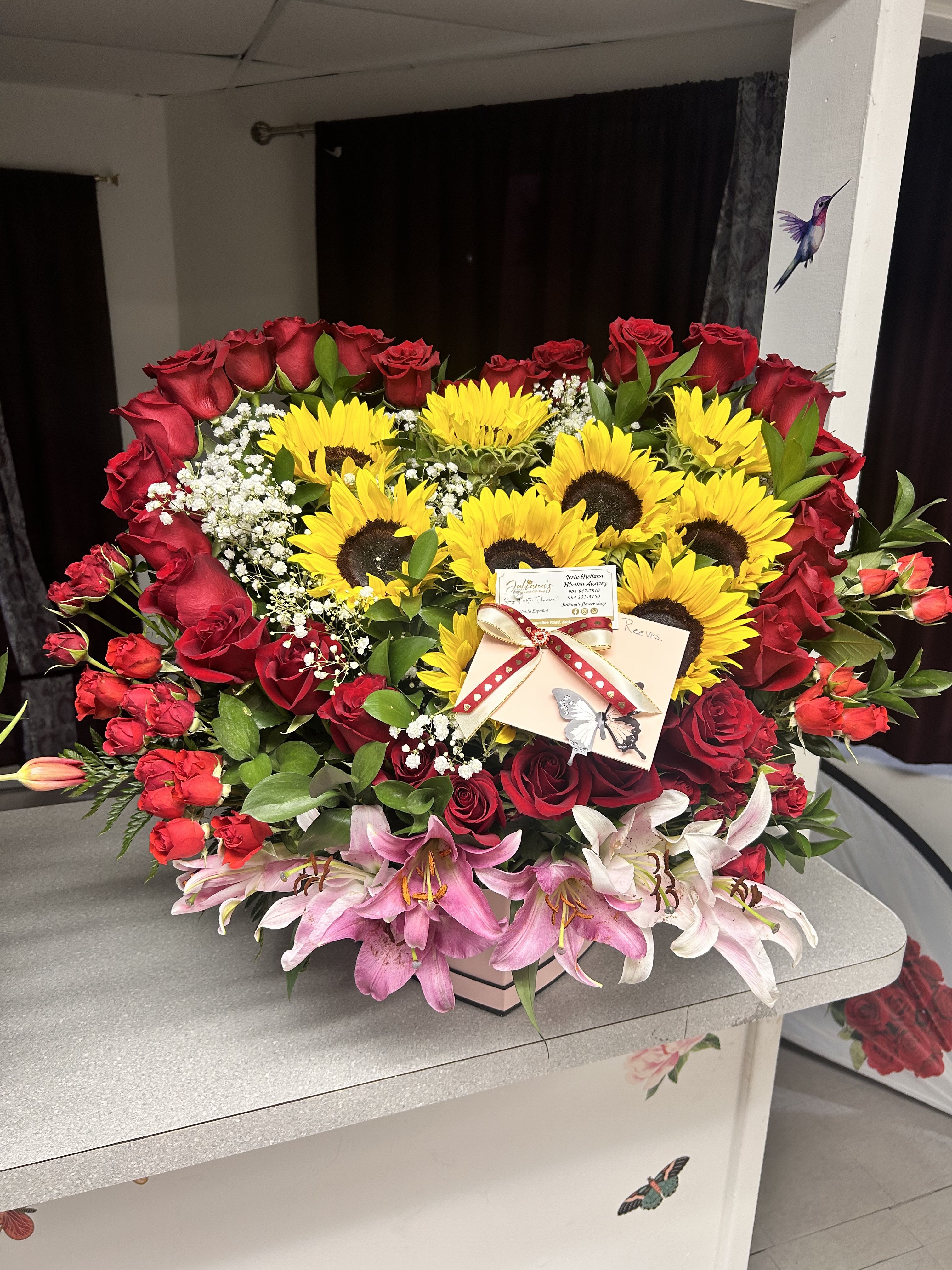Heart-shaped arrangement  - Heart-shaped arrangement, with sunflower roses and oriental lilies. Arreglo en forma de corazón, con rosas  girasoles y lilis orientales 