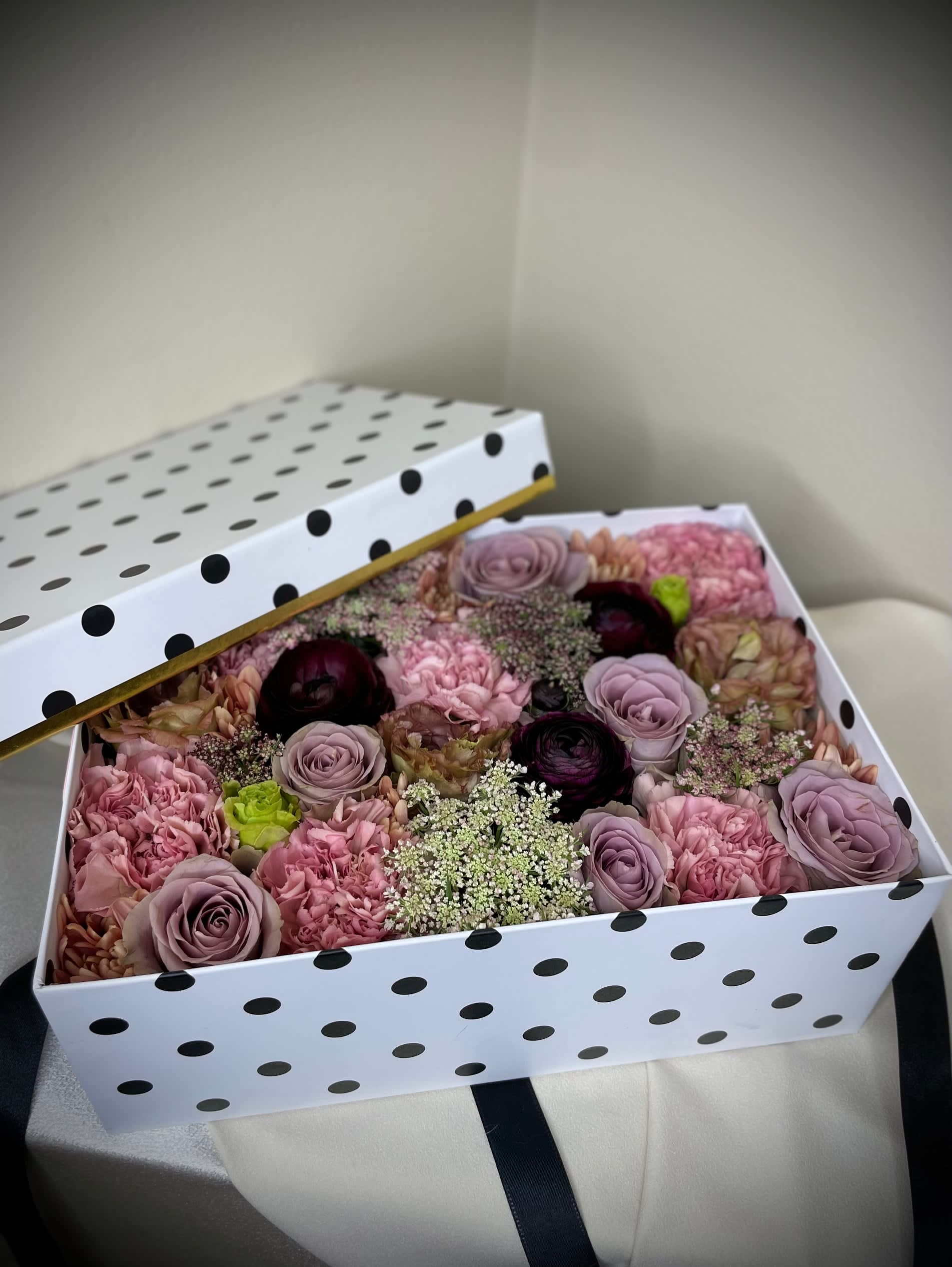 Signature Photo Box - The one that started it all. Our signature rectangle arrangement is made up of hand chosen seasonal flowers. A classic arrangement designed to elevate any space with grace and majesty, while offering the element of surprise in its whimsical polka dot box.  Colors of the blooms will vary according to seasonal availability.  All arrangements can be made tailored to your occasion.  Blue is not available for same day delivery. Please message us directly if you are interred in purchasing a box made with blue flowers    Dimensions are:   L 11 in x W 8 in x H 4.5 in   
