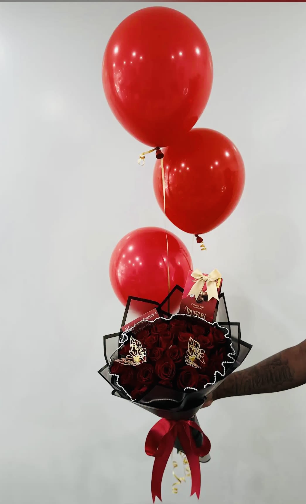 My lovely one - This beautiful bouquet it will fit perfect for an special day!! Having these details that make it looks much better! Which includes 24 red premium roses, a note, 2 butterfliestopper, choclates and 3 ballons in helium!! 